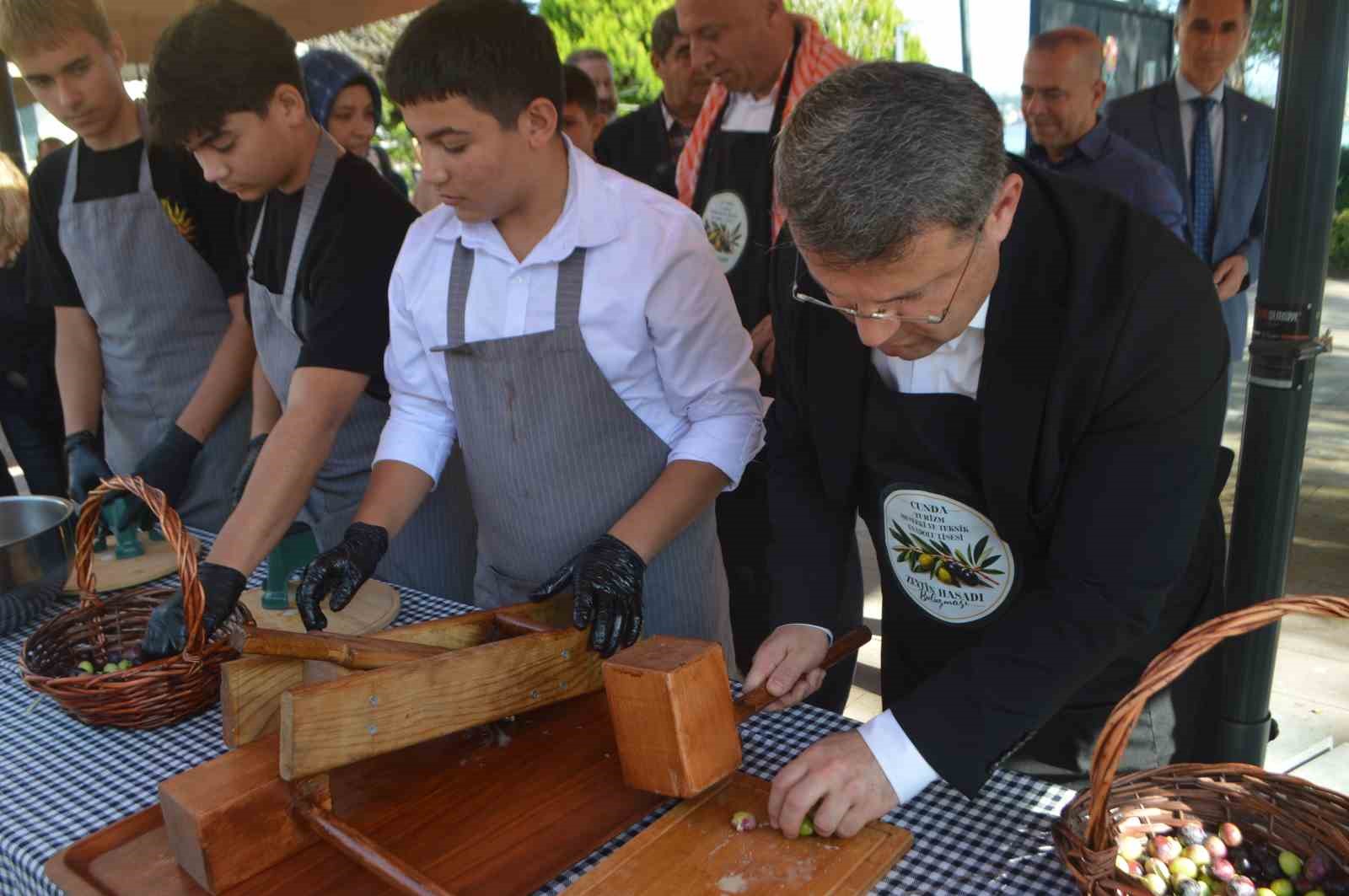 GELENEKSEL YÖNTEMLERLE ZEYTİN TOPLAMA VE ZEYTİN KIRMA UYGULAMALARININ GERÇEKLEŞTİRİLDİĞİ ETKİNLİKTE, ÖĞRENCİLER ZEYTİNİN DALINDAN SOFRAYA UZANAN YOLCULUĞUNU UYGULAMALI OLARAK ÖĞRENME FIRSATI BULDU.