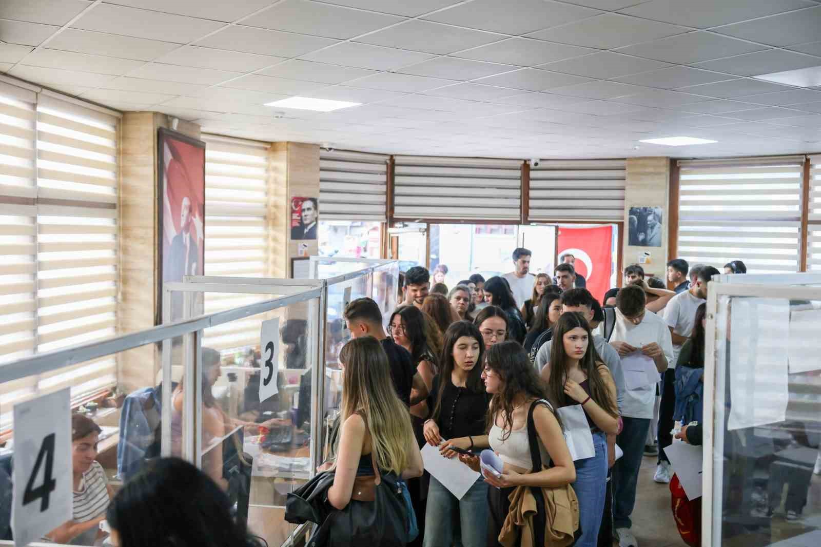 2026-2027 EĞİTİM-ÖĞRETİM YILININ BAŞLAMASIYLA ÜNİVERSİTE ÖĞRENCİLERİNİN AYKART BAŞVURULARINDA YOĞUNLUK YAŞANIRKEN, KAMPÜSLERDE KURULAN STANTLAR İŞLEMLERİ KOLAYLAŞTIRDI.