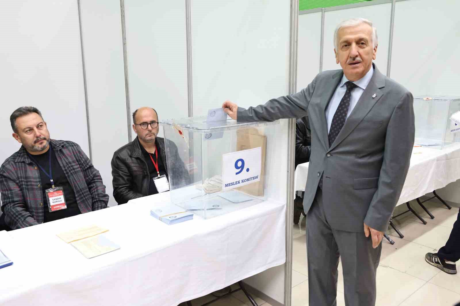 KONYA SANAYİ ODASI (KSO)'NIN 14. DÖNEM MESLEK KOMİTELERİ VE MECLİS ÜYELERİ SEÇİMİ TAMAMLANDI. KSO ÜYELERİNİN 24 MESLEK KOMİTESİNDE OY KULLANDIĞI SEÇİMLERİN TAMAMLANMASININ ARDINDAN KONUŞAN ODA BAŞKANI MUSTAFA BÜYÜKEĞEN, BİRLİK VE BERABERLİK MESAJI VEREREK TÜM ÜYELERE TEŞEKKÜR ETTİ.