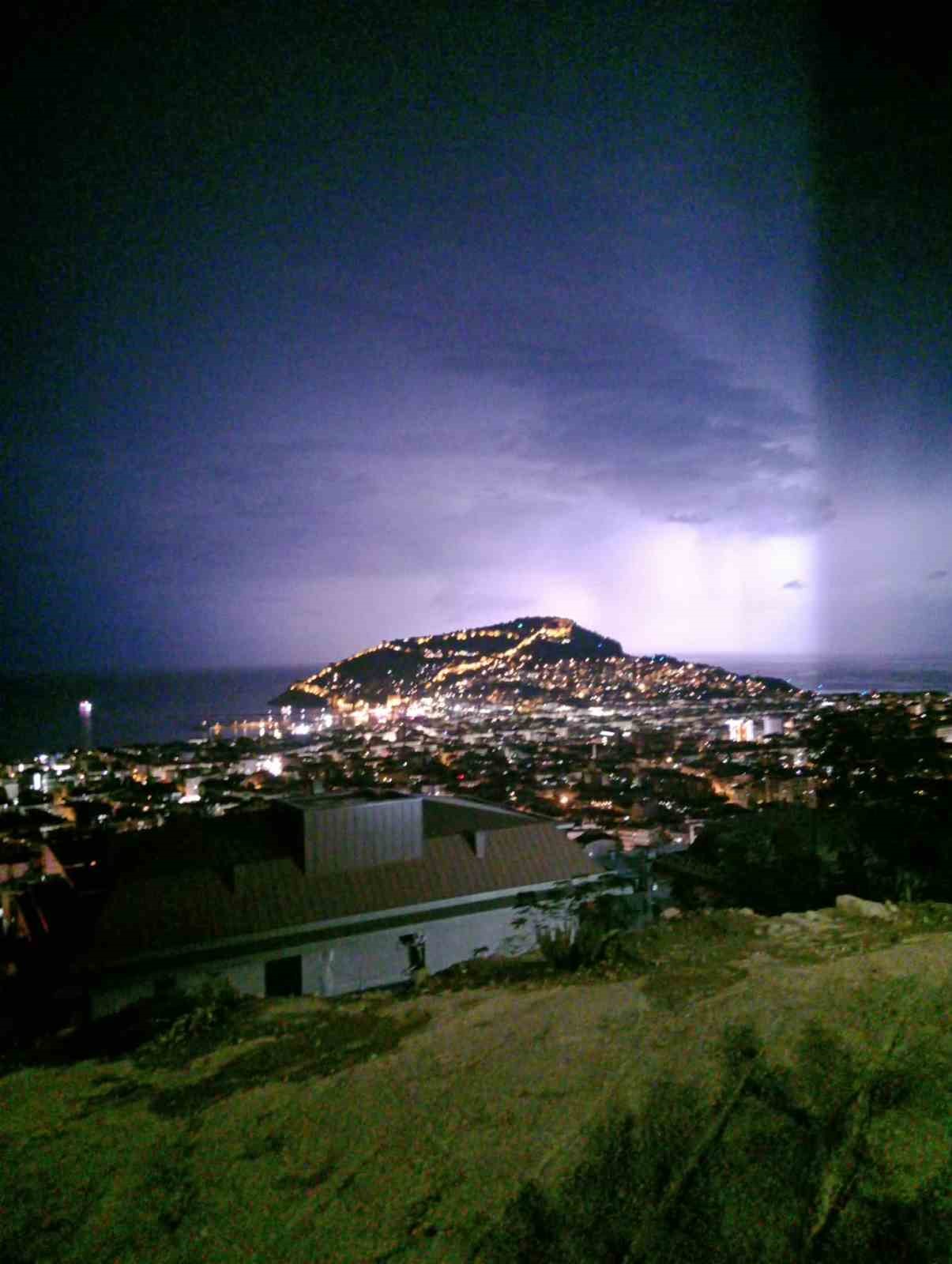 ANTALYA'NIN ALANYA İLÇESİNDE ETKİLİ OLAN SAĞANAK YAĞIŞLA BİRLİKTE ÇAKAN ŞİMŞEKLER GÖKYÜZÜNÜ AYDINLATTI.