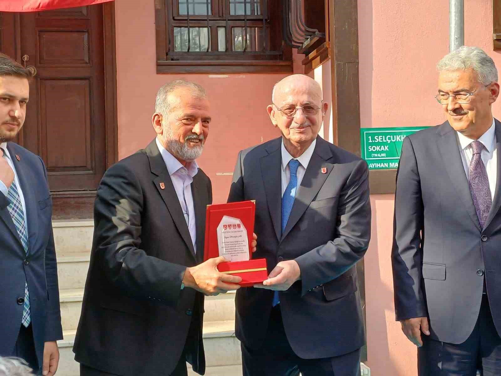 İSMAİL KAHRAMAN (SAĞDAN İKİNCİ): "GENÇLİK NE KADAR GÜÇLÜYSE ÜLKE O KADAR GÜÇLÜ OLUR"
