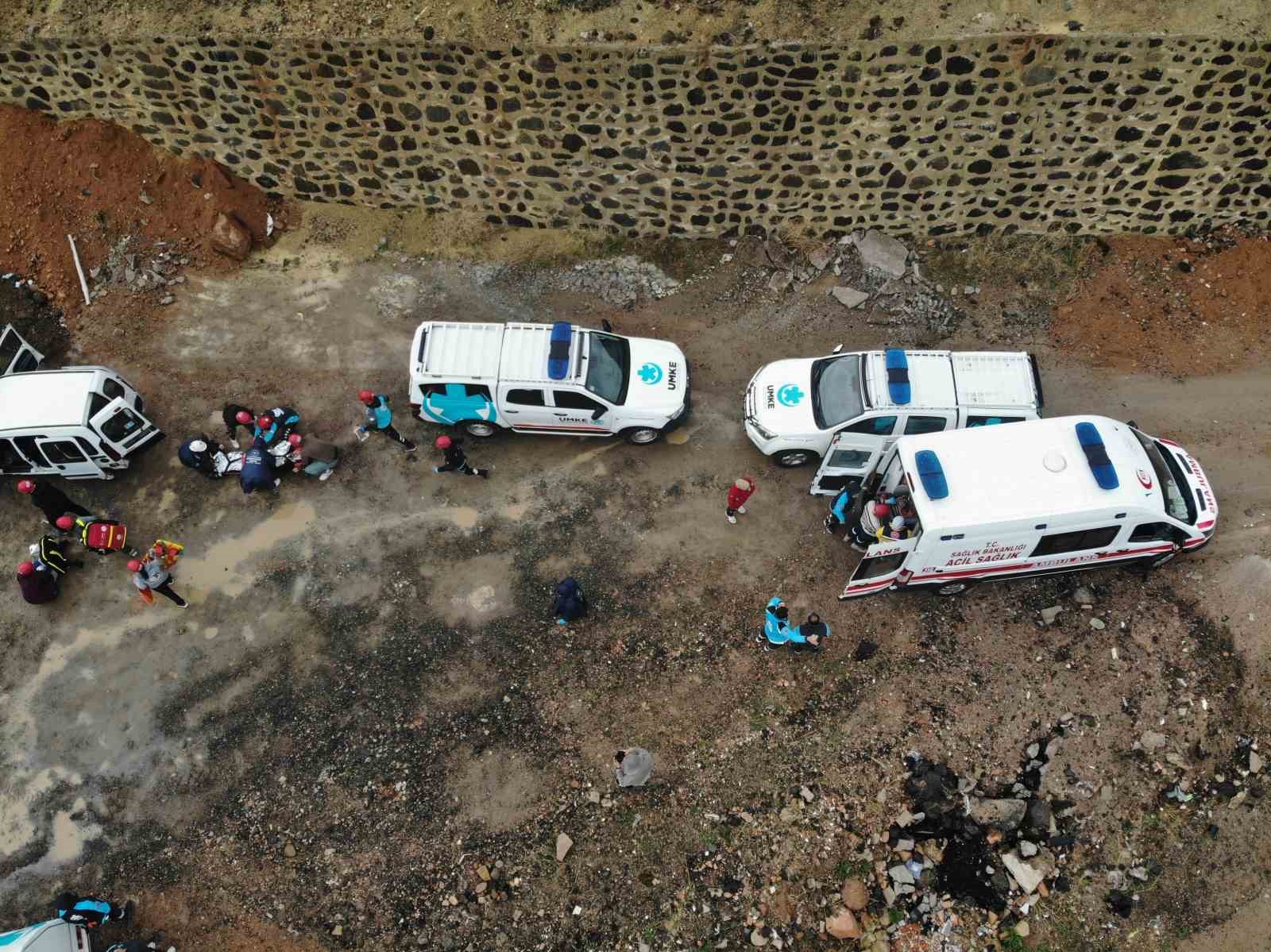 GÜMÜŞHANE’DE UMKE EKİPLERİ, HEYELAN SONRASI TRAFİK KAZASI SENARYOSUYLA MEDİKAL KURTARMA TATBİKATI GERÇEKLEŞTİRDİ.