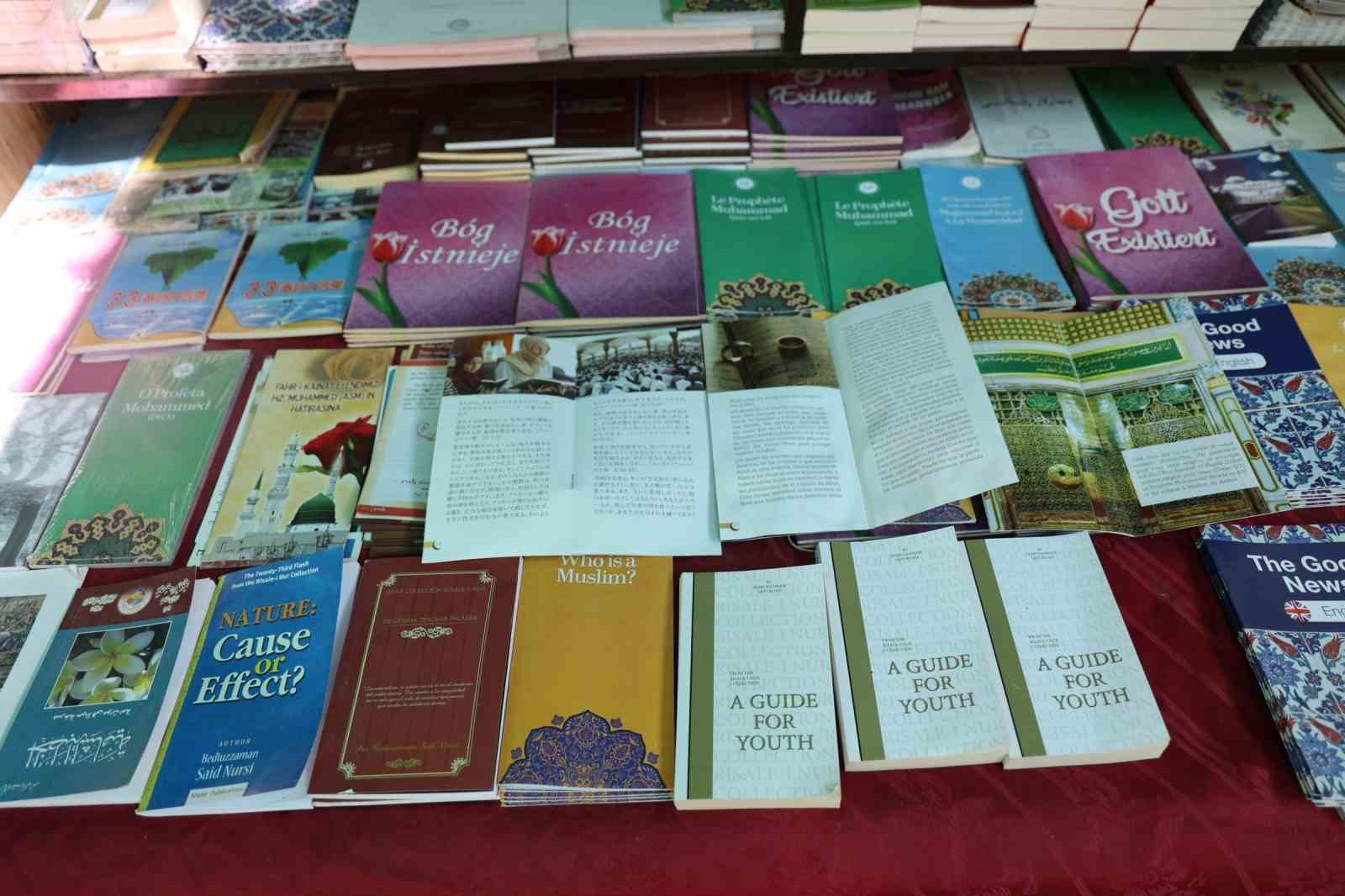 NEVŞEHİR’İN KAPADOKYA BÖLGESİNDEKİ ÖNEMLİ DESTİNASYONLARDAN KIZIL VADİ’DE BULUNAN BAHÇESİNDE 30 YILDIR TURİSTLERE KUR’AN-I KERİM MEALİ VE DİNİ BİLGİLER İÇEREN BROŞÜRLER DAĞITAN 70 YAŞINDAKİ REŞAT YÜZEN, 2 METREKARELİK KÜTÜPHANESİNDE 15 FARKLI DİLDE ESER BULUNDURUYOR.