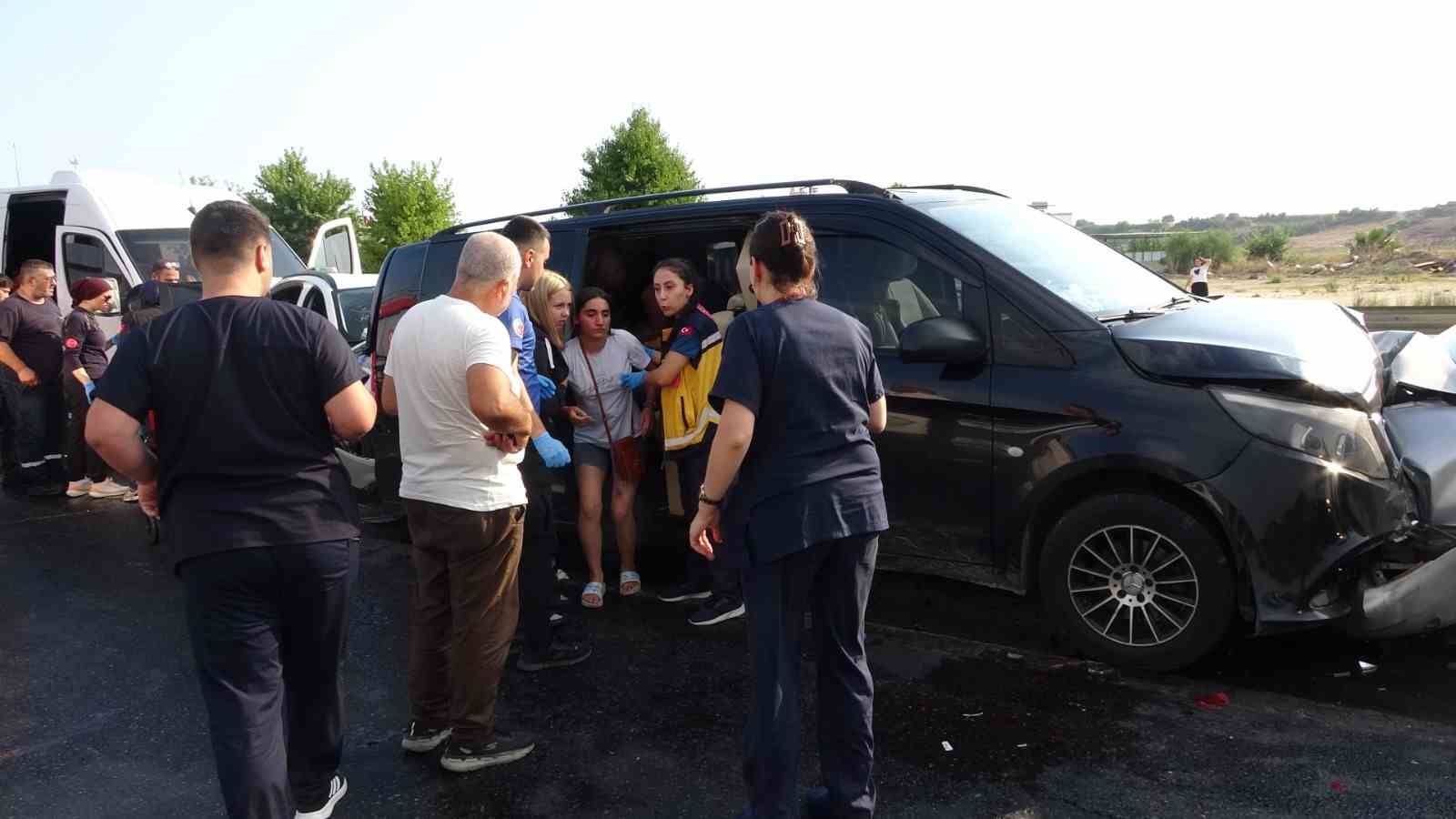 ANTALYA'NIN MANAVGAT İLÇESİNDE 3'Ü TUR ARACI OLMAK ÜZERE 6 ARACIN KARIŞTIĞI ZİNCİRLEME TRAFİK KAZASINDA ARALARINDA YABANCI UYRUKLU TURİSTLERİN DE BULUNDUĞU 17 KİŞİ YARALANDI.