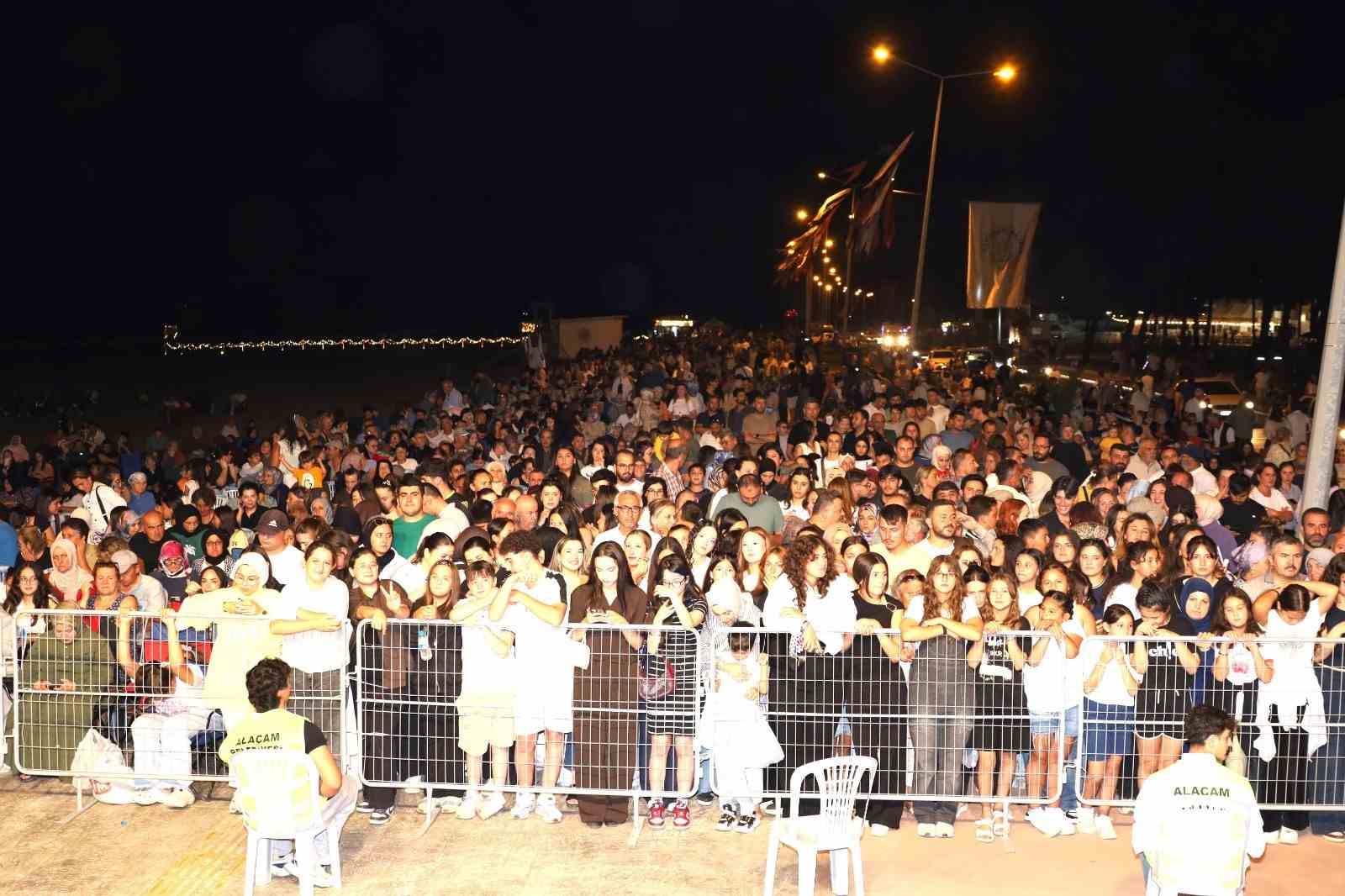 ALAÇAM İLÇESİNDE DÜZENLENEN GEYİKKOŞAN YAZ KONSERLERİ'NİN İLK GECESİNDE SAFA SARI VE ATAKAN ÇELİK SAHNEYE ÇIKTI.