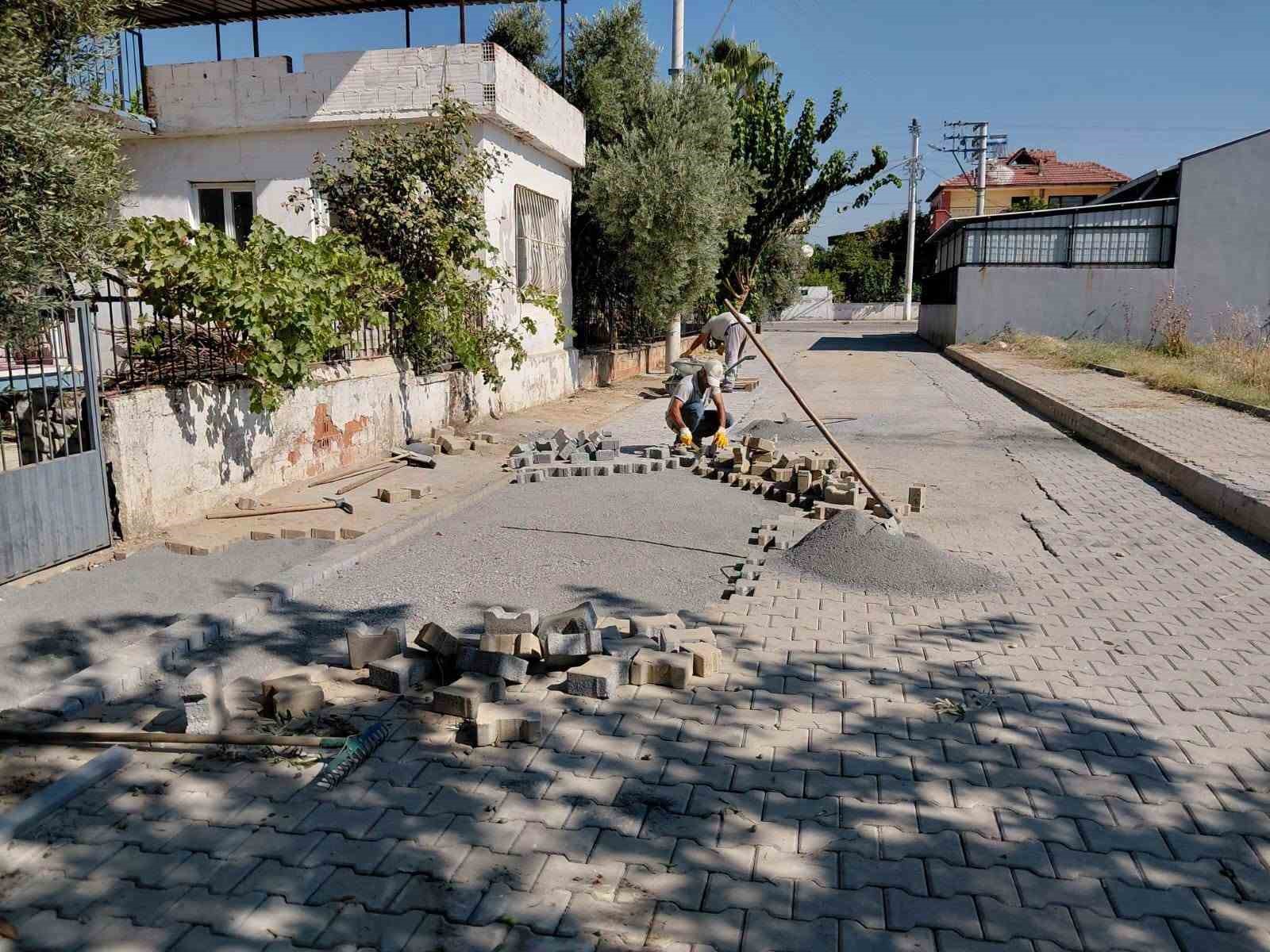 AYDIN’IN GERMENCİK İLÇESİNDE BELEDİYE EKİPLERİNİN YOL BAKIM, ONARIM VE DÜZENLEME ÇALIŞMALARI DEVAM EDİYOR. FEN İŞLERİ MÜDÜRLÜĞÜ EKİPLERİ, MESUDİYE VE İSTASYON MAHALLELERİNDE FARKLI NOKTALARDA ÇALIŞMA GERÇEKLEŞTİRİYOR.