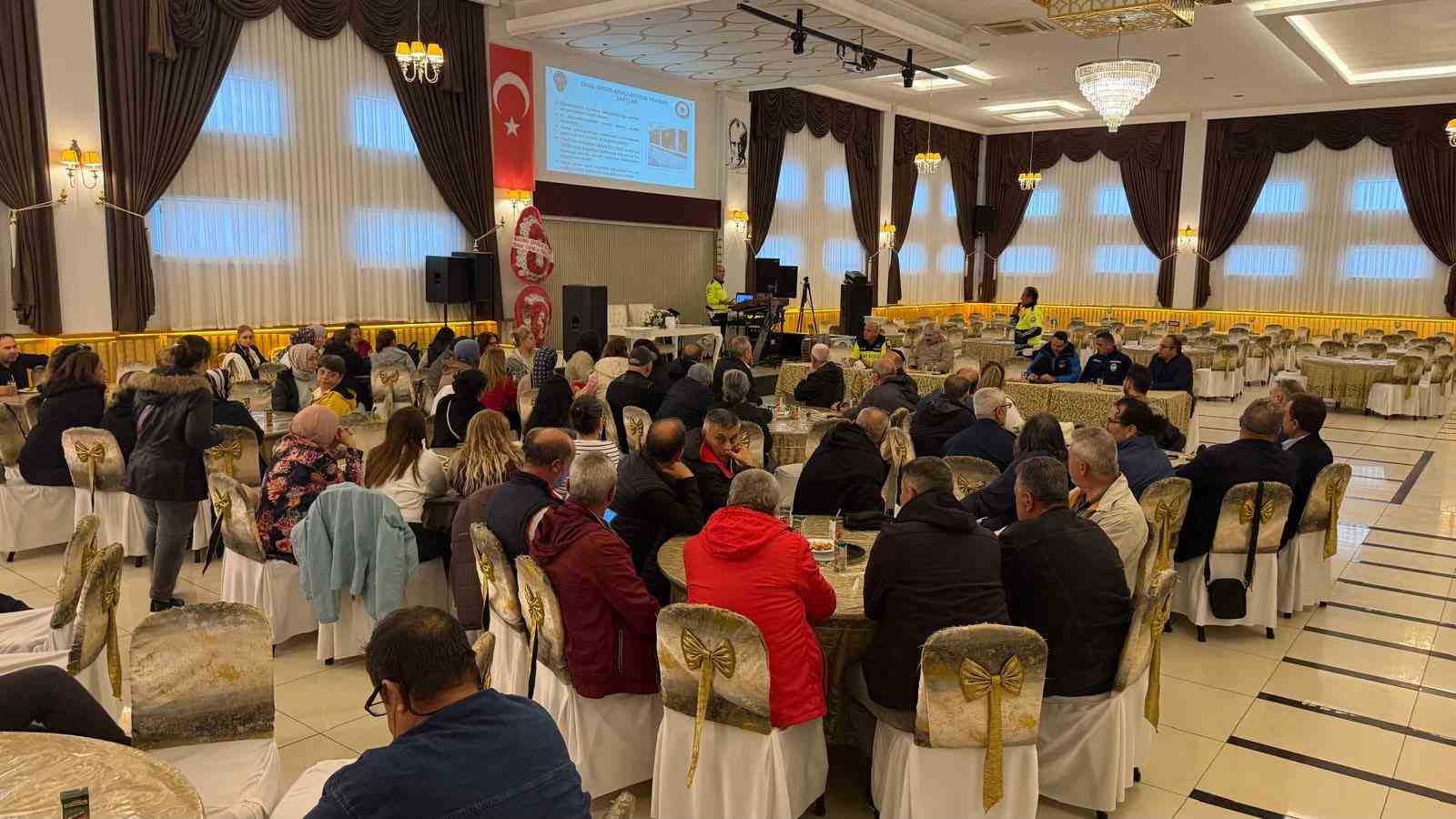 BANDIRMA’DA OKUL SERVİS ARAÇLARINDA GÖREV YAPAN ŞOFÖRLER İLE REHBER PERSONELE YÖNELİK TRAFİK GÜVENLİĞİ FARKINDALIĞININ ARTIRILMASI AMACIYLA EĞİTİM DÜZENLENDİ.