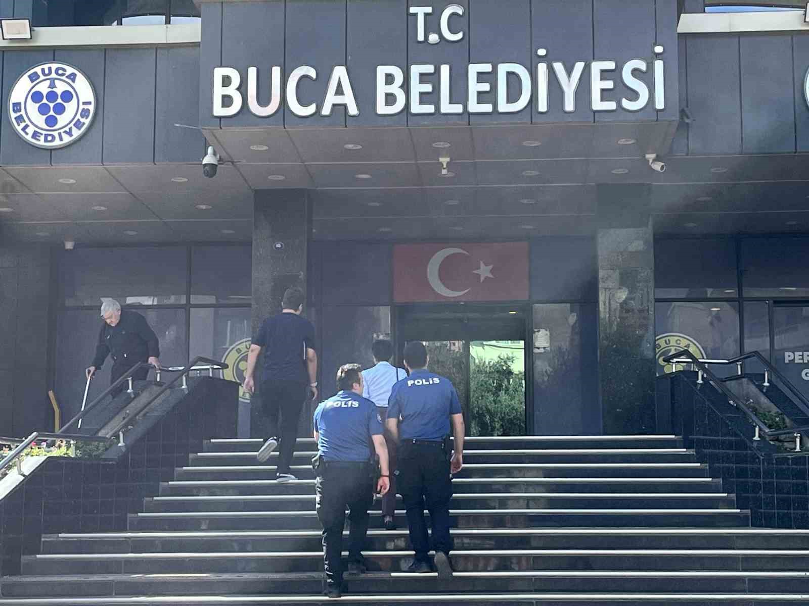 AVUKATLAR, İCRA MEMURLARI VE POLİS EKİPLERİ EŞLİĞİNDE İŞLEMLERİ GERÇEKLEŞTİRMEK ÜZERE BELEDİYE BİNASINA GİRDİ.