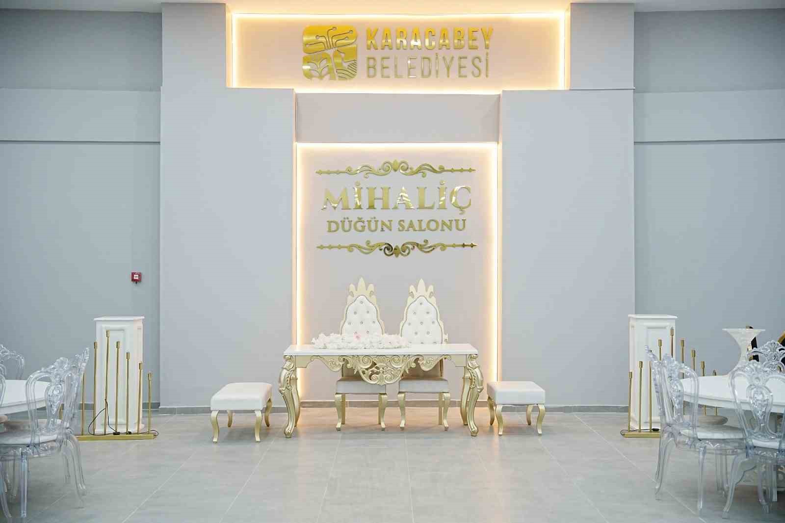 KARACABEY BELEDİYESİ, İLÇENİN SOSYAL YAŞAMINA YENİ BİR SOLUK GETİRECEK MİHALİÇ DÜĞÜN SALONU’NU 3 EKİM CUMARTESİ GÜNÜ DÜZENLENECEK TÖRENLE HİZMETE AÇIYOR. SAAT 12.30’DAKİ AÇILIŞ PROGRAMI, BELEDİYENİN GELENEKSEL HALE GETİRDİĞİ SÜNNET ŞÖLENİ İLE TAÇLANACAK; 27 ÇOCUĞUN MUTLULUĞU KARACABEYLİLERLE BİRLİKTE PAYLAŞILACAK. BELEDİYE BAŞKANI FATİH KARABATI, TÜM HEMŞEHRİLERİNİ BU ÖZEL GÜNE DAVET ETTİ.