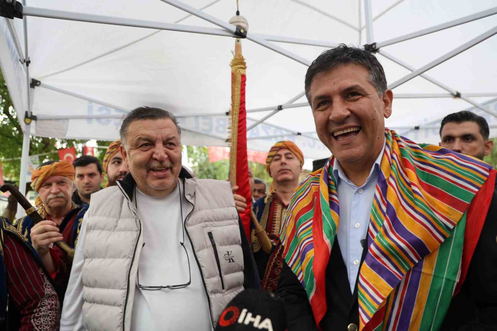 KOZAN BELEDİYE BAŞKANI MUSTAFA ATLI (SAĞDA) VE ANKARA SEGMENLER ŞERAFETTİN DEMİR (SOLDA) GÜREŞ FESTİVALİ İLE KÜLTÜRÜ GELECEK NESİLLERE AKTARMAYI HEDEFLEDİKLERİNİ SÖYLEDİ.