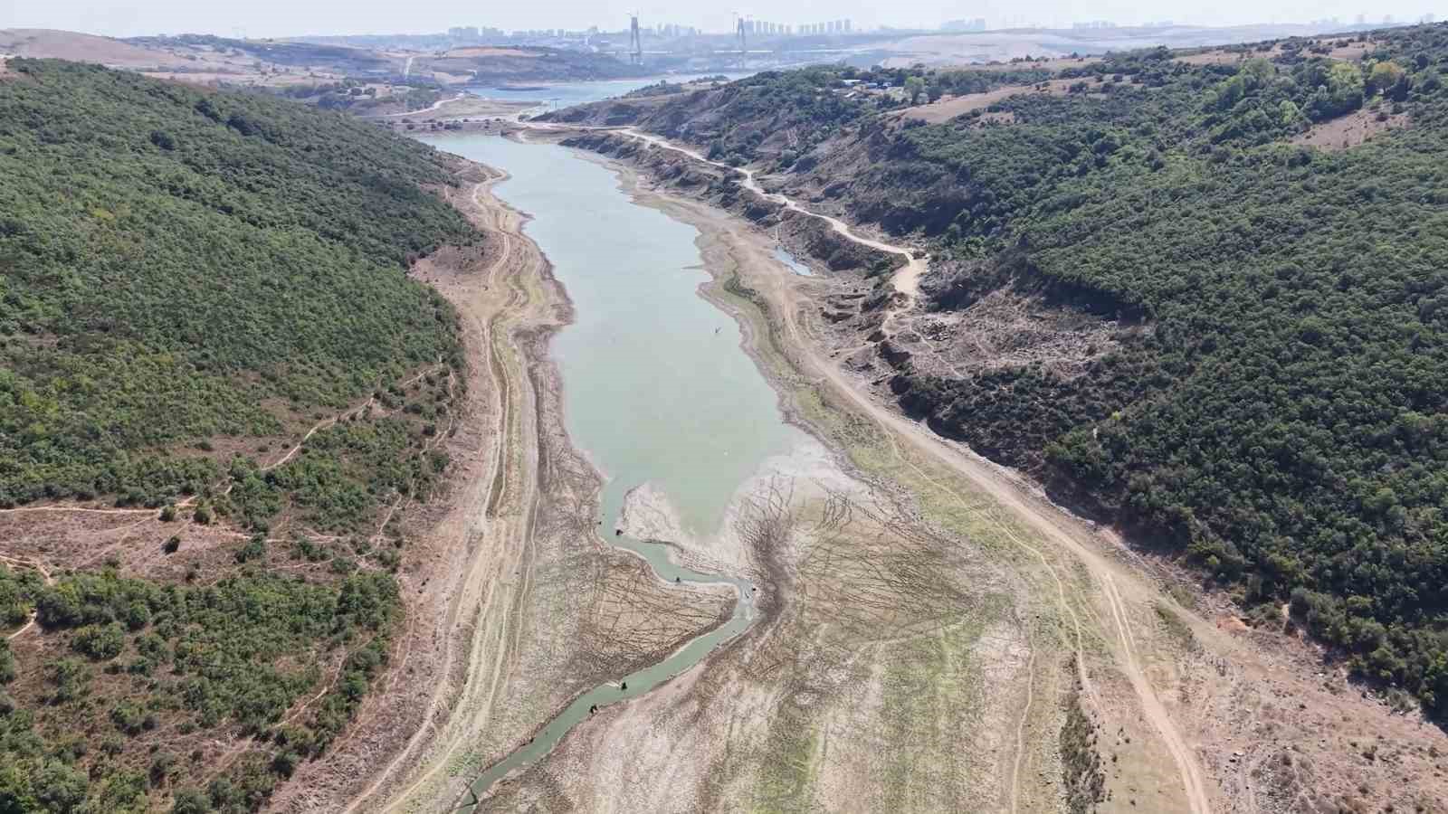 İSTANBUL’UN ARNAVUTKÖY İLÇESİNDE BULUNAN SAZLIBOSNA BARAJI’NDA SU SEVİYESİNİN YÜZDE 26,91 ORANINA GERİLEMESİ, HAVZANIN ÇARPICI GÖRÜNTÜLERİNİ ORTAYA ÇIKARDI.