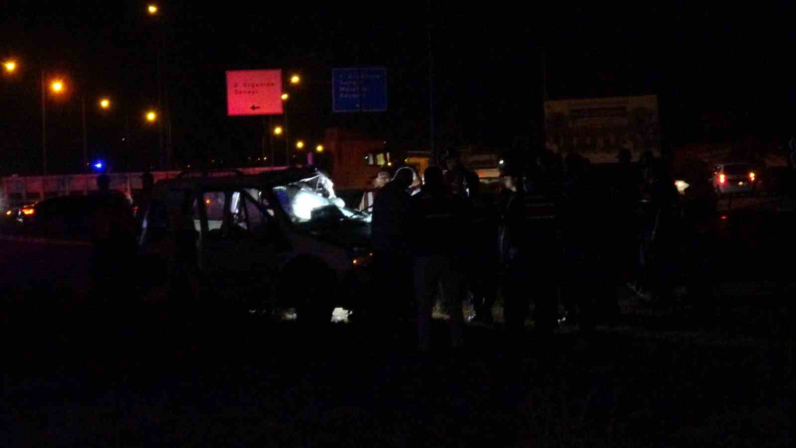 MALATYA'DA OTOBÜS İLE HAFİF TİCARİ ARACIN ÇARPIŞMASI SONUCU MEYDANA GELEN KAZADA 2 KİŞİ HAYATINI KAYBETTİ, 1'İ AĞIR 3 KİŞİ YARALANDI.