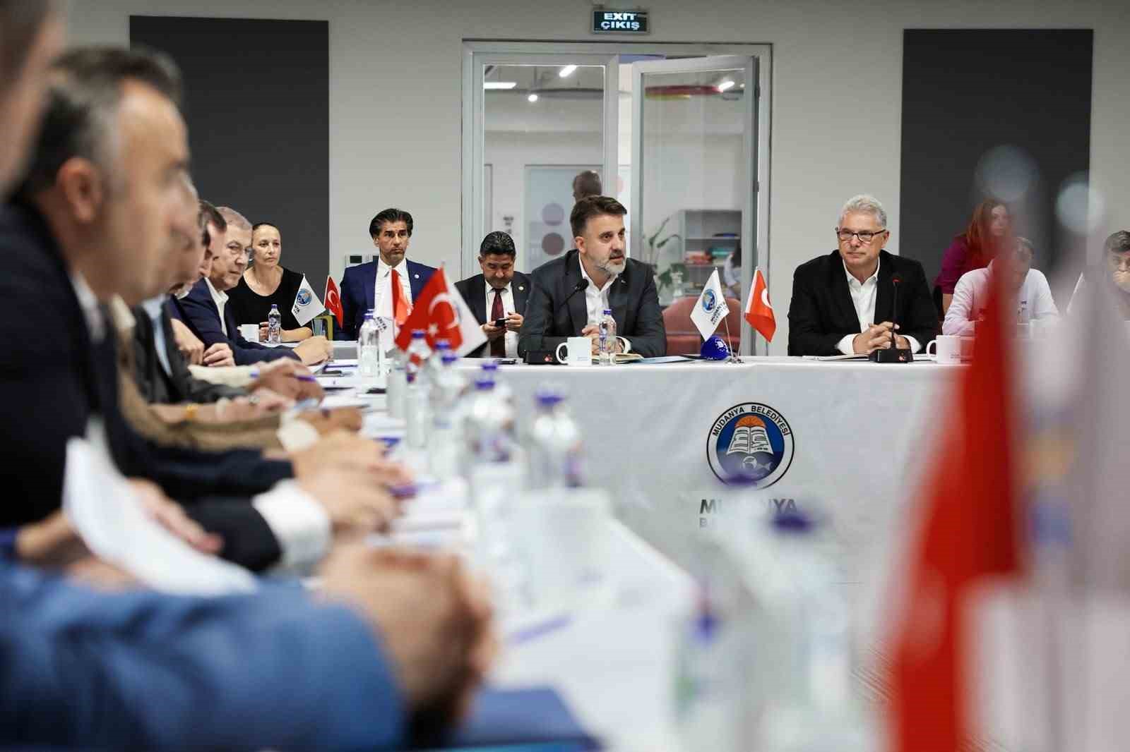 BURSA BÜYÜKŞEHİR BELEDİYESİ BAŞKAN VEKİLİ ŞAHİN BİBA, İLÇE ZİYARETLERİ KAPSAMINDA TEMASLARDA BULUNDUĞU MUDANYA’DA, KENTİN HER NOKTASINA EŞİT HİZMET GÖTÜRME GAYRETİNDE OLDUKLARINI VURGULADI.