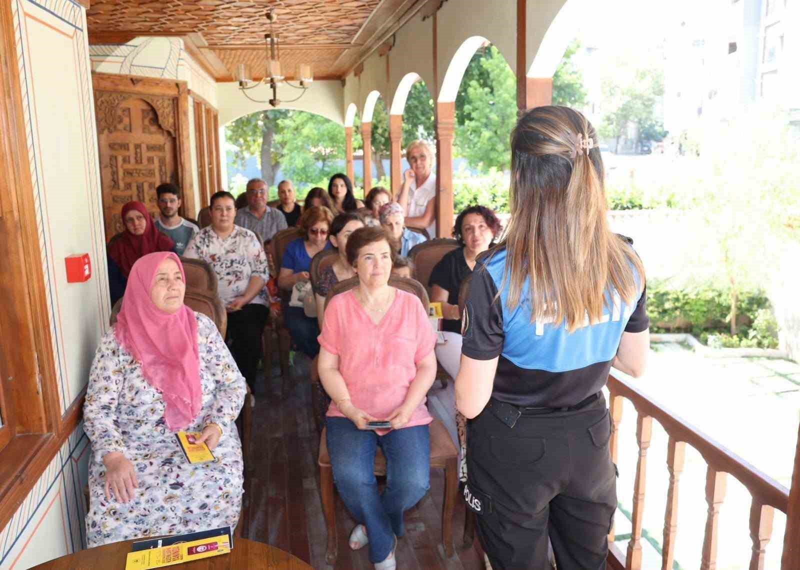 MERKEZEFENDİ BELEDİYESİ, HACI HIZIR SALİH EFENDİ KONAĞI’NDA, DENİZLİ EMNİYET MÜDÜRLÜĞÜ PERSONELLERİNİN KATILIMIYLA KADINLARA YÖNELİK KADES UYGULAMASI HAKKINDA BİLGİLENDİRME PROGRAMI GERÇEKLEŞTİRİLDİ.