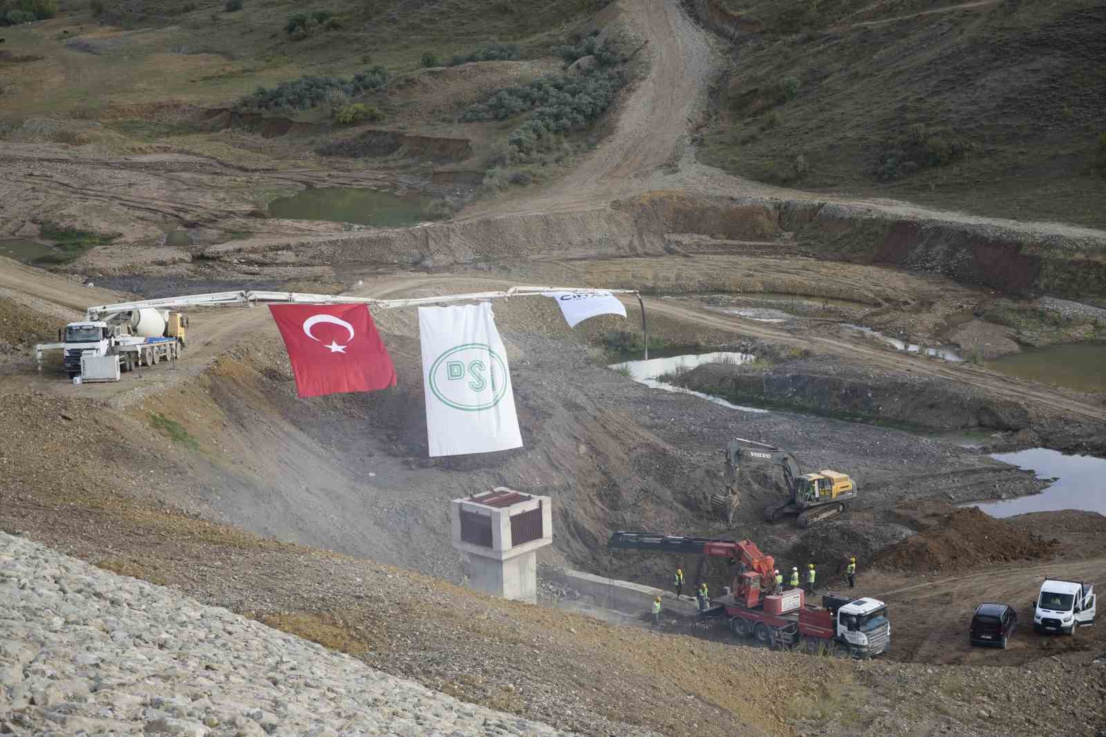 GÜMÜŞHANE’NİN KELKİT İLÇESİNDE YAPIMI SÜRDÜRÜLEN ÇAMUR BARAJI’NDA SU TUTMA İŞLEMİ BAŞLATILDI. TAMAMLANDIĞINDA 56 BİN 500 DEKAR TARIM ARAZİSİNİ SUYLA BULUŞTURMASI PLANLANAN BARAJIN 53 METRE GÖVDE YÜKSEKLİĞİNE VE 12,72 HEKTOMETREKÜP DEPOLAMA KAPASİTESİNE SAHİP OLMASI HEDEFLENİYOR. SU TUTMA TÖRENİNE TARIM VE ORMAN BAKAN YARDIMCISI EBUBEKİR GİZLİGİDER DE KATILDI.