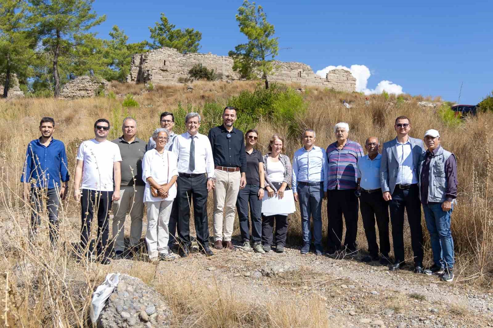 MANAVGAT BELEDİYE BAŞKAN VEKİLİ AV. MEHMET ÇİÇEK, BELEDİYE BAŞKAN YARDIMCILARI VE BİRİM MÜDÜRLERİYLE BİRLİKTE LYRBE ANTİK KENTİ’NDE KAPSAMLI İNCELEMELERDE BULUNDU.