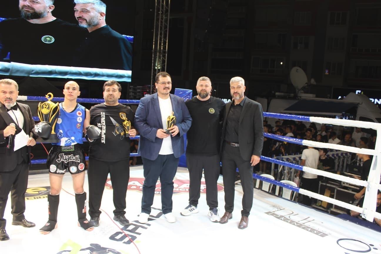 AFYONKARAHİSAR’DA DÜZENLENEN PROFESYONEL MUAYTHAİ GECESİNDE 54 KİLO ELİT CLASS KATEGORİSİNDE RİNGE ÇIKAN MANİSA İL SPOR MÜDÜRLÜĞÜ MUAYTHAİ EĞİTİM MERKEZİ SPORCUSU ÖMER FARUK ÖKSÜZ, EV SAHİBİ AFYONKARAHİSAR’IN MİLLİ SPORCUSUNU MAĞLUP EDEREK ŞAMPİYONLUK KUPASININ SAHİBİ OLDU.