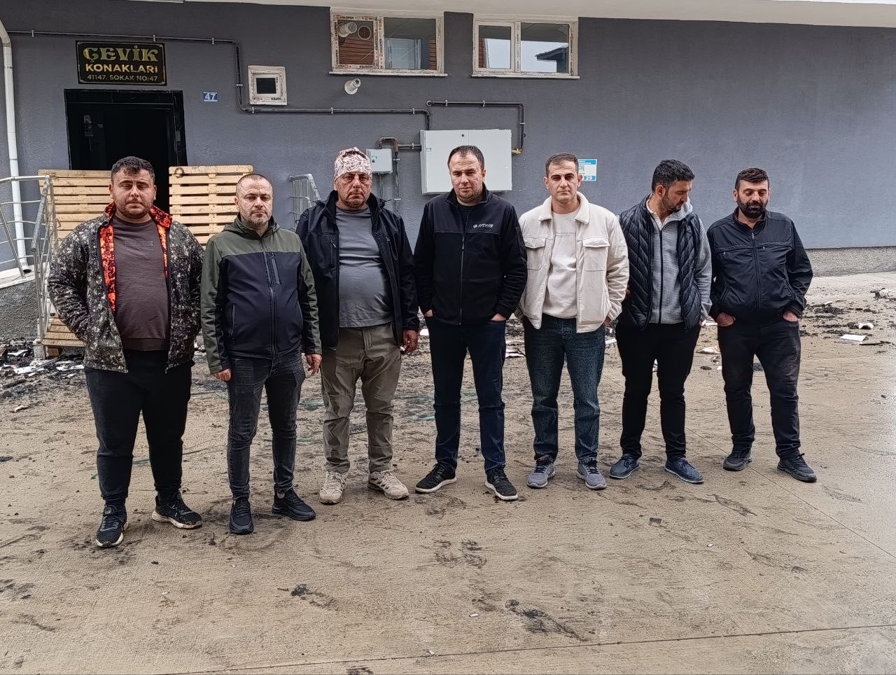 KONYA’NIN BEYŞEHİR İLÇESİNDE EYLÜL AYININ SONUNDA YAŞANAN VE ÇATIDA ÇALIŞAN BİR USTANIN ALEVLERİN ARASINDA MAHSUR KALDIĞI YANGININ ARDINDAN, APARTMAN SAKİNLERİ MAĞDURİYET YAŞIYOR.