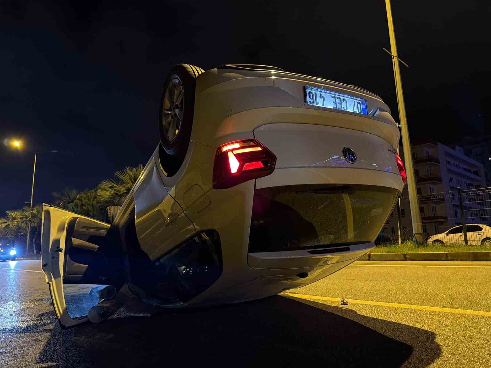 ANTALYA’NIN ALANYA İLÇESİNDE İKİ OTOMOBİLİN KARIŞTIĞI TRAFİK KAZASINDA 2 KİŞİ YARALANDI. ÇARPMANIN ETKİSİYLE TAKLA ATAN OTOMOBİLİN SÜRÜCÜSÜ KAZAYI YARA ALMADAN ATLATTI. YARALILARDAN BİRİNİN HAYATİ TEHLİKESİNİN BULUNDUĞU ÖĞRENİLDİ.