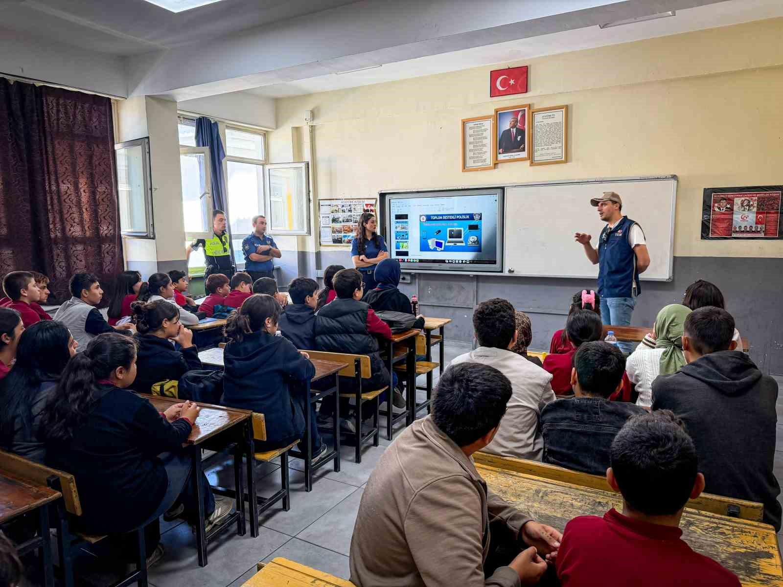 VAN’IN MURADİYE İLÇESİNDE POLİS EKİPLERİ TARAFINDAN ÖĞRENCİLERE YÖNELİK BİLGİLENDİRME EĞİTİMİ DÜZENLENDİ.