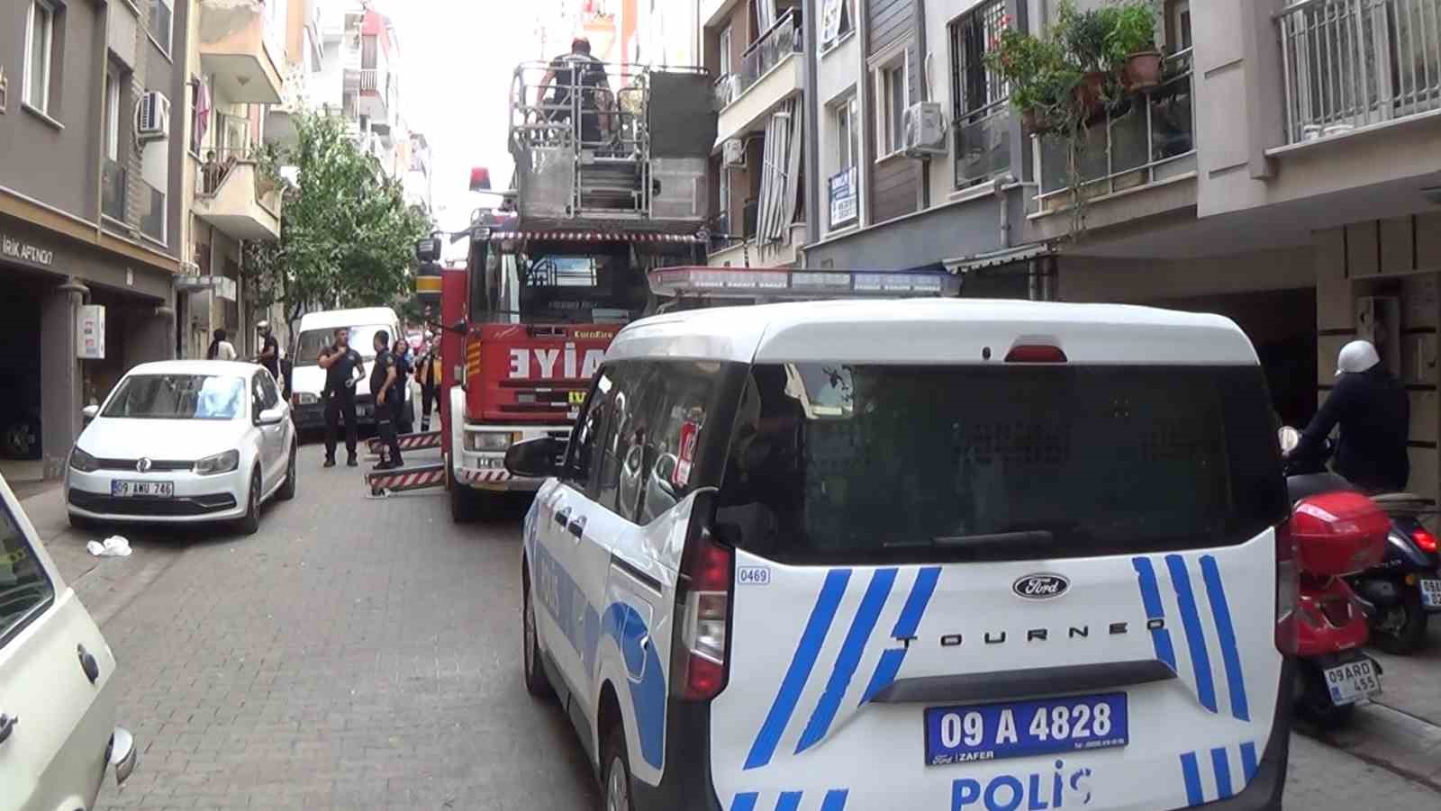 AYDIN'IN EFELER İLÇESİNDE 5 KATLI BİR BİNANIN 3'ÜNCÜ KATINDAKİ EVİN PENCERESİNDE GÖRÜLEN 5 YAŞINDAKİ OTİZMLİ ÇOCUK, ÇEVREDEKİ VATANDAŞLARI ENDİŞELENDİRDİ. ÇOCUKLA İLETİŞİM KURAMAYAN VATANDAŞLARIN İHBARI ÜZERİNE BÖLGEYE SEVK EDİLEN İTFAİYE VE POLİS EKİPLERİ, KÜÇÜK ÇOCUĞUN EVDE YALNIZ OLMADIĞINI BELİRLEDİ.