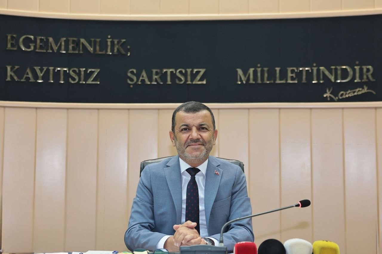 DENİZLİ BÜYÜKŞEHİR BELEDİYESİ AĞUSTOS AYI MECLİS TOPLANTISI’NDA ALINAN KARARLARLA HEM SOSYAL BELEDİYECİLİKTE ÖNEMLİ BİR ADIM ATILARAK ÖĞRENCİLERE ULAŞIM VE EĞİTİM DESTEĞİ SAĞLANDI HEM DE ŞEHRİN GELECEĞİNİ ŞEKİLLENDİRECEK "DENİZLİ ULAŞTIRMA ANA PLANI" VE "2040 VİZYONU" İÇİN DÜĞMEYE BASILDI. BAŞKAN BÜLENT NURİ ÇAVUŞOĞLU, "GÜVENLİ, KONFORLU, YAŞANABİLİR VE İNSAN ODAKLI BİR DENİZLİ HAYALİMİZ VAR" DİYEREK, TRAMVAY PROJESİ BAŞTA OLMAK ÜZERE ŞEHRİN ULAŞIM ALTYAPISINA YÖNELİK PROJELERİN DETAYLARINI AKTARDI.