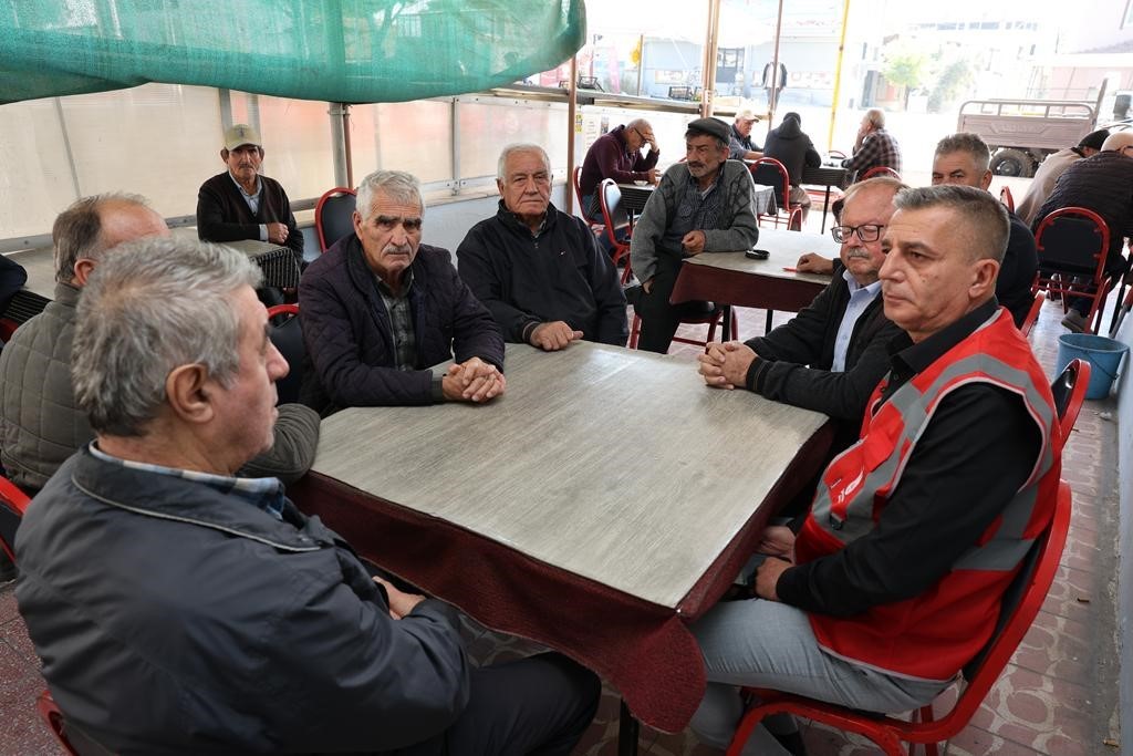 ŞEHZADELER BELEDİYESİ, TARIMSAL ÜRETİMİN ÖNEMLİ MERKEZLERİNDEN VEZİROĞLU VE YENİKÖY MAHALLELERİNDE TOPLAM 20,2 KİLOMETRELİK OVA YOLUNDA BAKIM VE DÜZENLEME ÇALIŞMASI GERÇEKLEŞTİRDİ. BELEDİYE BAŞKANI HAKAN ŞİMŞEK, İLÇE GENELİNDE SEZON BAŞINDA BELİRLENEN 350 KİLOMETRELİK HEDEFİN YÜZDE 80’İNDEN FAZLASININ TAMAMLANDIĞINI AÇIKLADI.