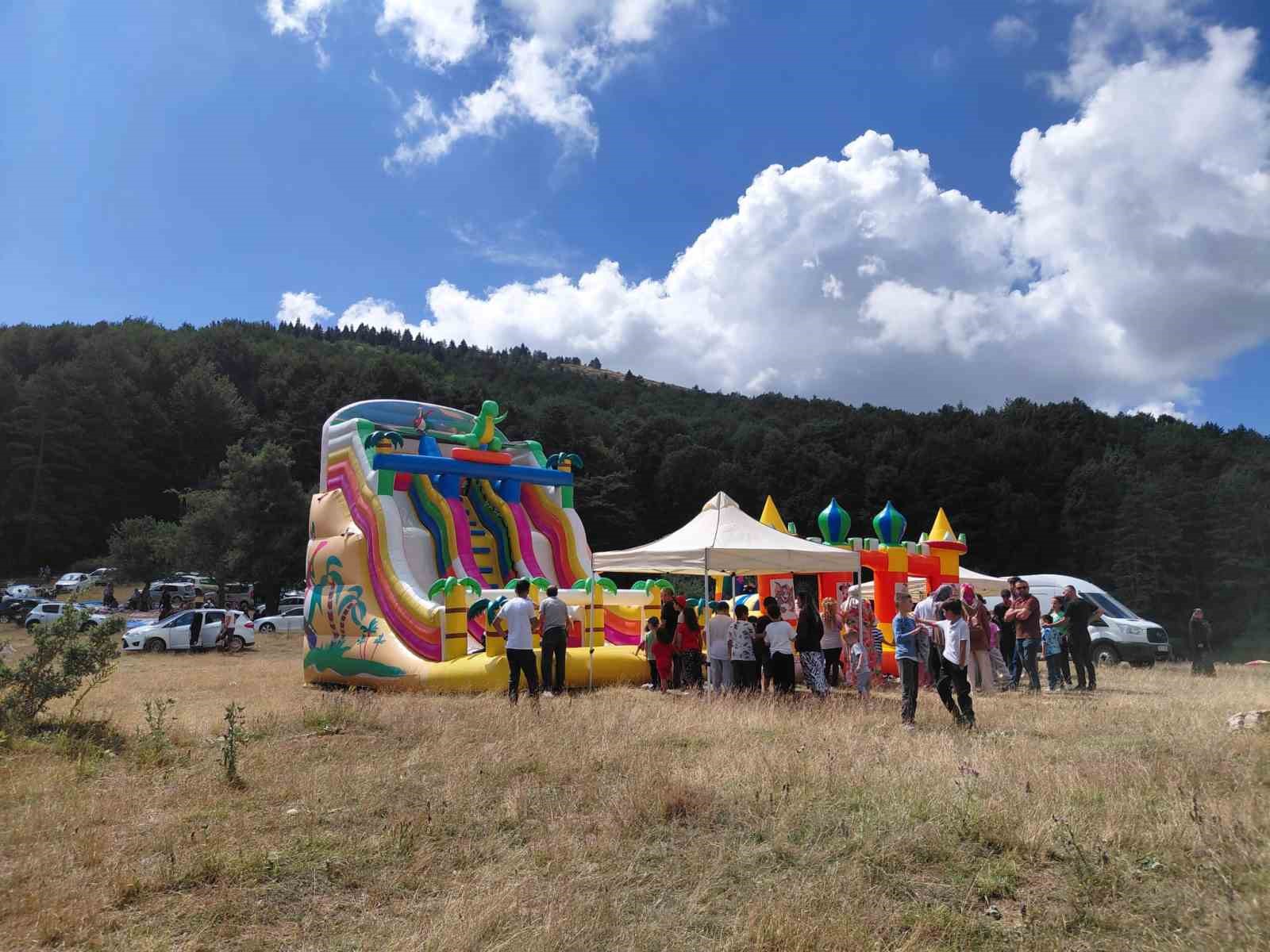 BOLU'NUN MUDURNU İLÇESİNDE GELENEKSEL OLARAK DÜZENLENEN ABANT ÖRENCİK KÖYÜ HACET BAYRAMI, BU YIL DA YAYLADA RENKLİ GÖRÜNTÜLERE VE KIYASIYA GÜREŞ MÜSABAKALARINA SAHNE OLDU.