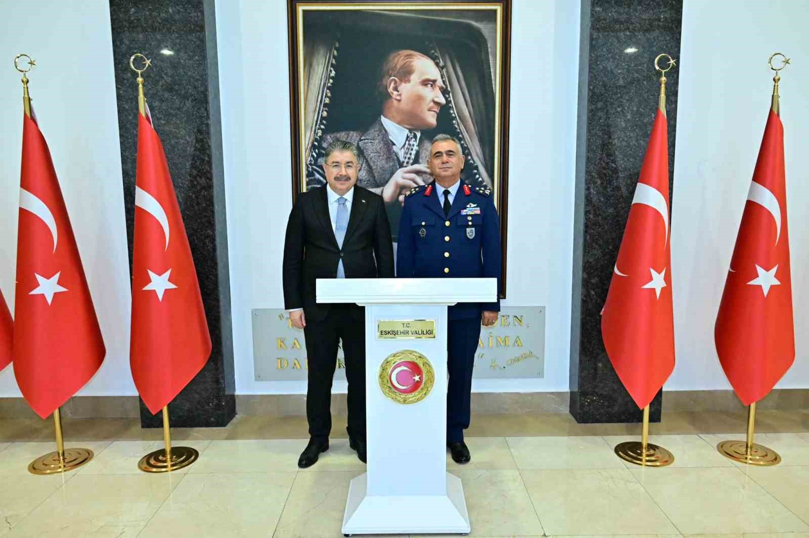 YÜKSEK ASKERÎ ŞÛRA (YAŞ) KARARI İLE MUHARİP HAVA KUVVETİ VE GARNİZON KOMUTANLIĞI GÖREVİNE ATANAN HAVA KORGENERAL ERDOĞAN GÜR, ESKİŞEHİR VALİSİ DR. ERDİNÇ YILMAZ’I MAKAMINDA ZİYARET ETTİ.