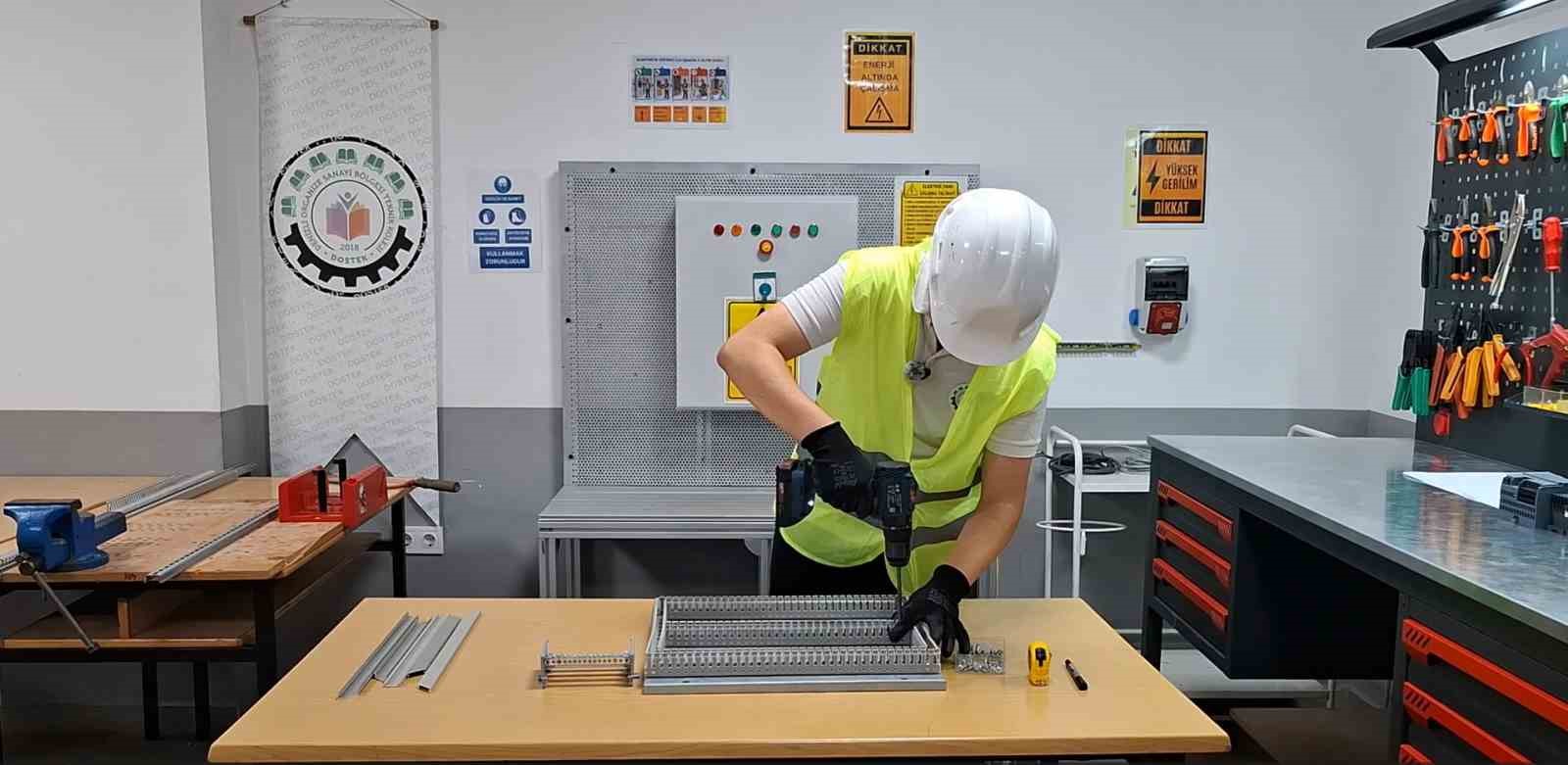 TEKNOFEST KAPSAMINDA DÜZENLENEN MESLEKİ YETENEK YARIŞMALARI’NDA BÜYÜK BİR BAŞARIYA İMZA ATAN DOSTEK KOLEJİ ÖĞRENCİLERİ, 18-20 EYLÜL TARİHLERİNDE DİYARBAKIR’DA GERÇEKLEŞTİRİLECEK FİNALLERDE YARIŞMAYA HAK KAZANDI.