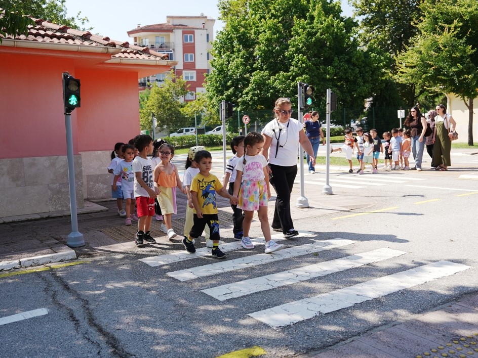 DENİZLİ BÜYÜKŞEHİR BELEDİYESİ GÜNEŞLİ GÜNLER ÇOCUK GELİŞİM MERKEZLERİ, MİNİK ÖĞRENCİLERİNE YÖNELİK DİKKAT ÇEKEN BİR YAZ PROGRAMINA İMZA ATTI. ÇOCUKLARIN ERKEN YAŞTA FARKINDALIK KAZANMASI VE YAŞAYARAK ÖĞRENMESİ AMACIYLA DÜZENLENEN GEZİLER KAPSAMINDA MİNİKLER; BİLİM, TARİH VE TRAFİK KURALLARIYLA İÇ İÇE DOLU DOLU BİR YAZ DÖNEMİ GEÇİRDİ.