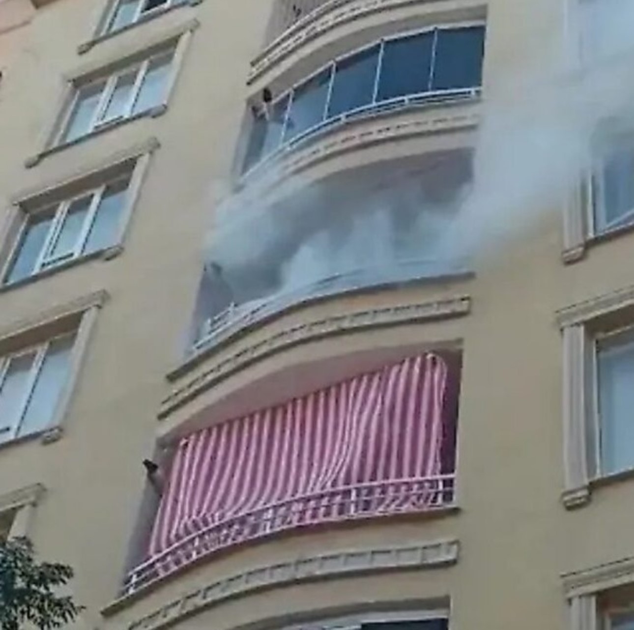 SİİRT'TE BİR APARTMANIN 5. KATINDAKİ DAİRENİN BALKONUNDA BULUNAN PİKNİK TÜPÜNÜN PATLAMASI SONUCU MADDİ HASAR MEYDANA GELİRKEN, OLAYDA YARALANAN OLMADI.