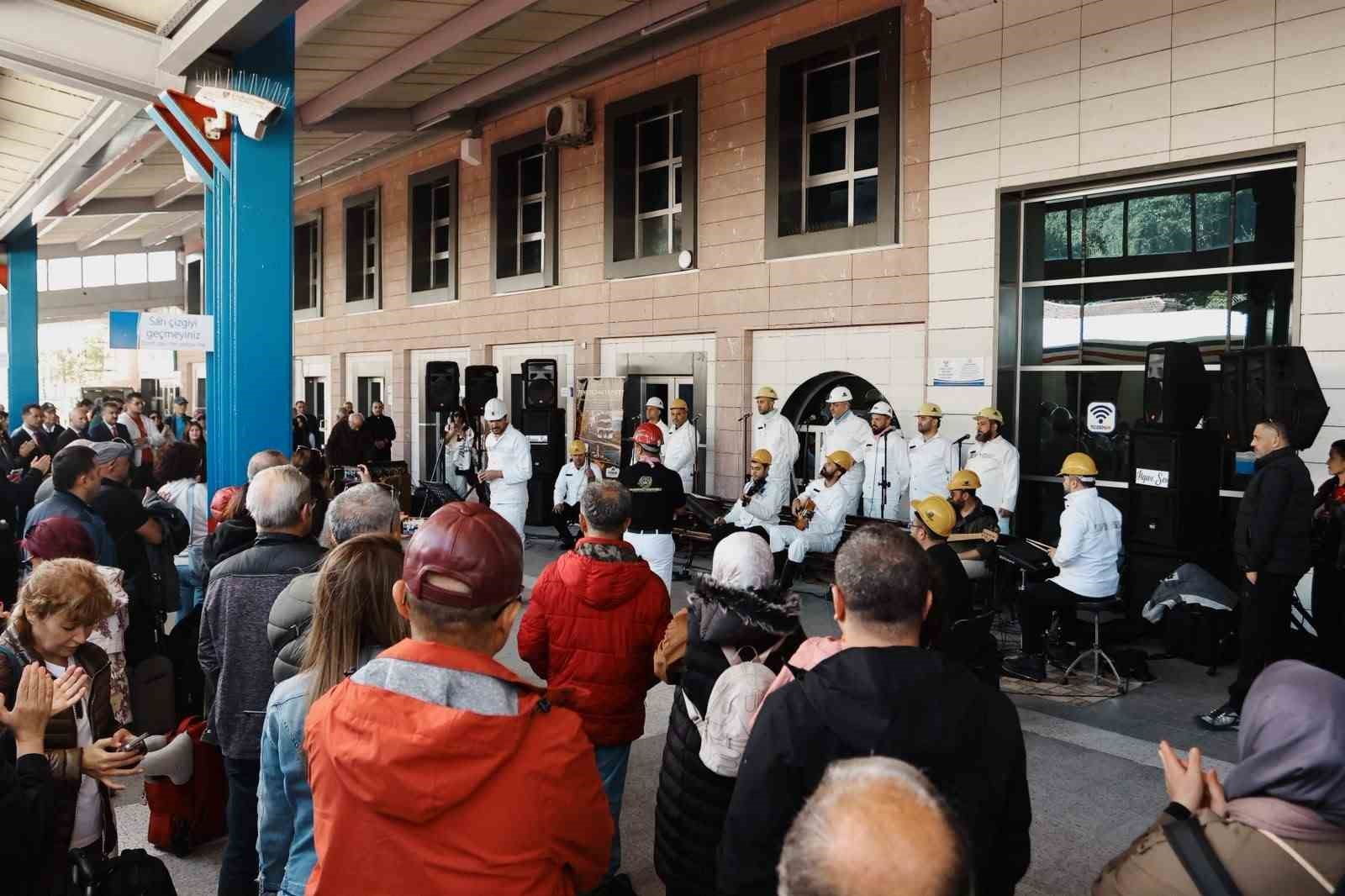 SANAYİ VE TEKNOLOJİ BAKANLIĞI KOORDİNASYONUNDA BATI KARADENİZ KALKINMA AJANSI, ZONGULDAK VALİLİĞİ VE ZONGULDAK İL ÖZEL İDARESİ İŞ BİRLİĞİYLE TR81 BATI KARADENİZ BÖLGESİNDE TURİZMİN ÇEŞİTLENDİRİLMESİ, BÖLGENİN DOĞAL, KÜLTÜREL, TARİHÎ, JEOLOJİK VE ENDÜSTRİYEL DEĞERLERİNİN TANITILMASI VE YENİ TURİZM ROTALARININ GELİŞTİRİLMESİ AMACIYLA HAYATA GEÇİRİLEN TURİSTİK KARAELMAS EKSPRESİ, 2026 YILI SEFERLERİ KAPSAMINDA ZONGULDAK'A ULAŞTI.