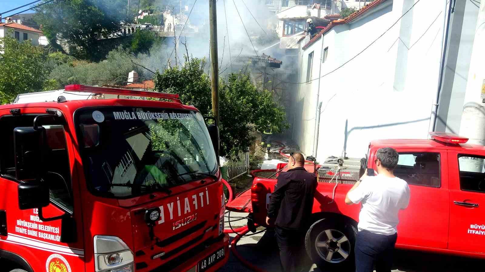 MUĞLA’DA METRUK BİNADA YANGIN PANİĞİ