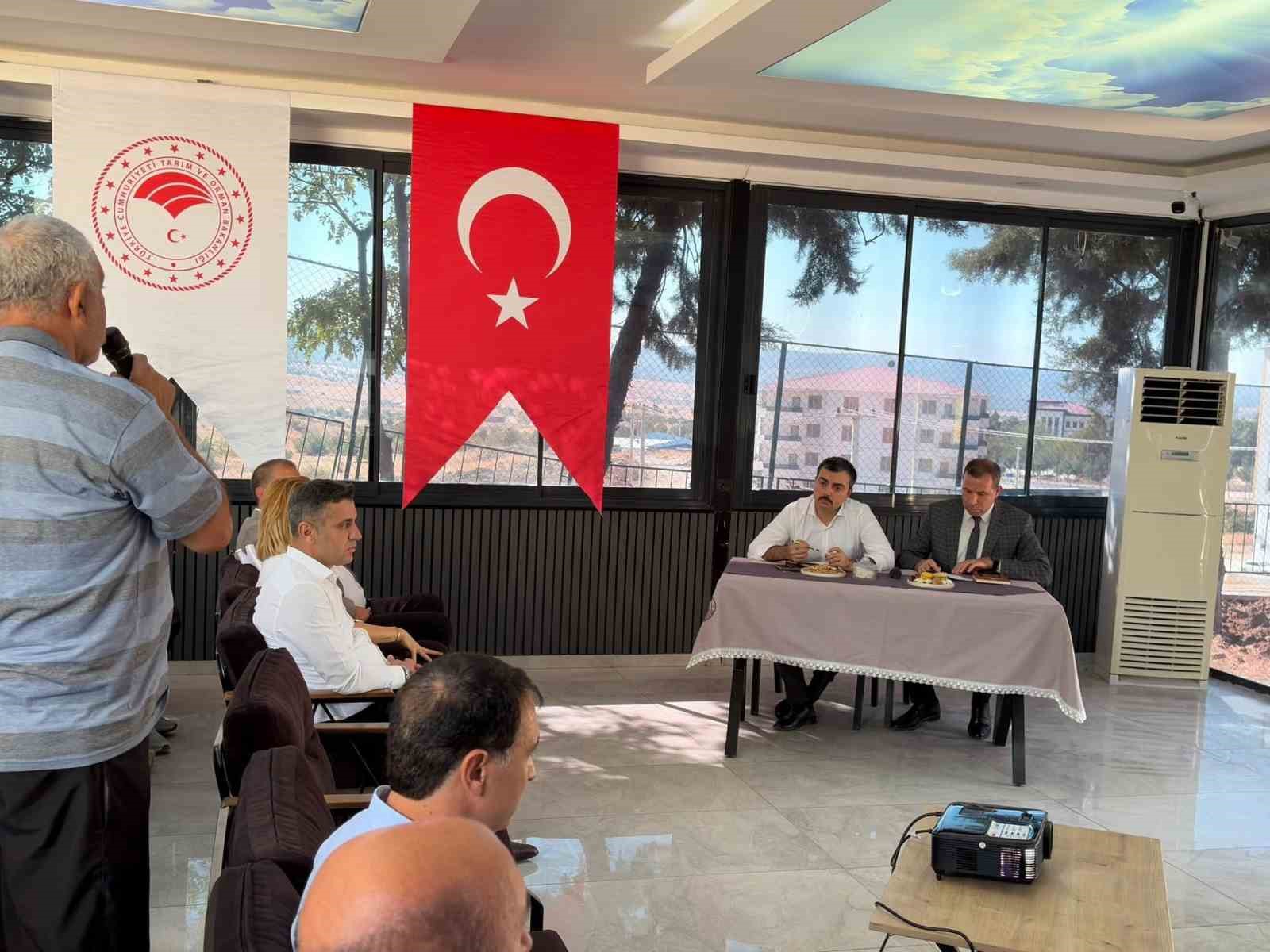 TOPLANTIYA DİCLE KAYMAKAMI MUSTAFA ATIŞ, DİCLE İLÇE TARIM VE ORMAN MÜDÜRÜ DENİZ YILDIRIM, DİCLE İLÇE MİLLİ EĞİTİM MÜDÜRÜ CİHAN SELÇUK, DİCLE İLÇE MİLLİ EMLAK ŞEFİ İLAYDA CULFA, AK PARTİ DİCLE İLÇE BAŞKANI HÜSEYİN KILIÇOĞLU, BİRÇOK MUHTAR VE VATANDAŞ KATILDI.