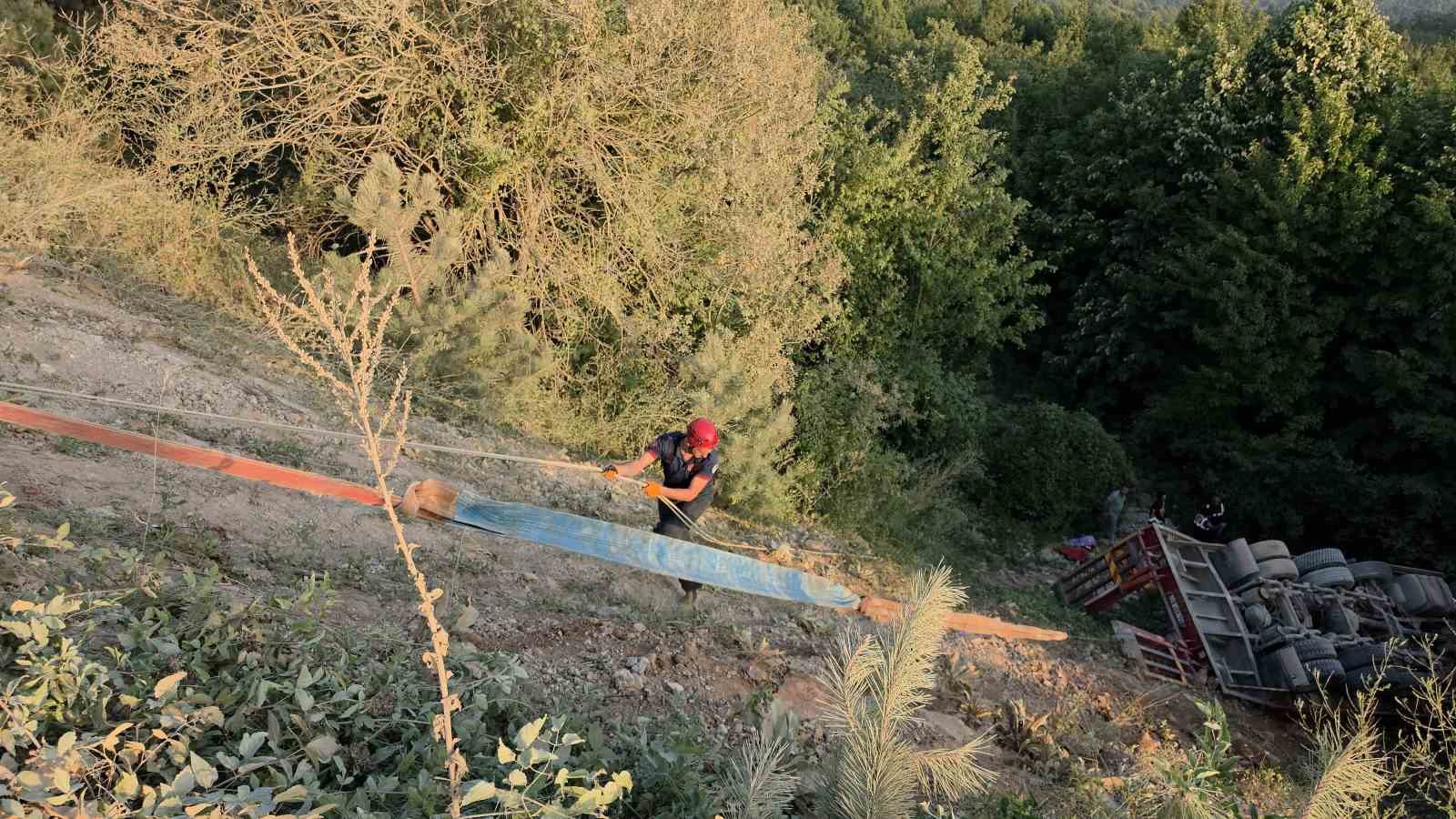 AKYAZI İLÇESİNDE KONTROLDEN ÇIKAN TIRIN ŞARAMPOLE DEVRİLDİĞİ KAZADA SÜRÜCÜ HAYATINI KAYBETTİ.