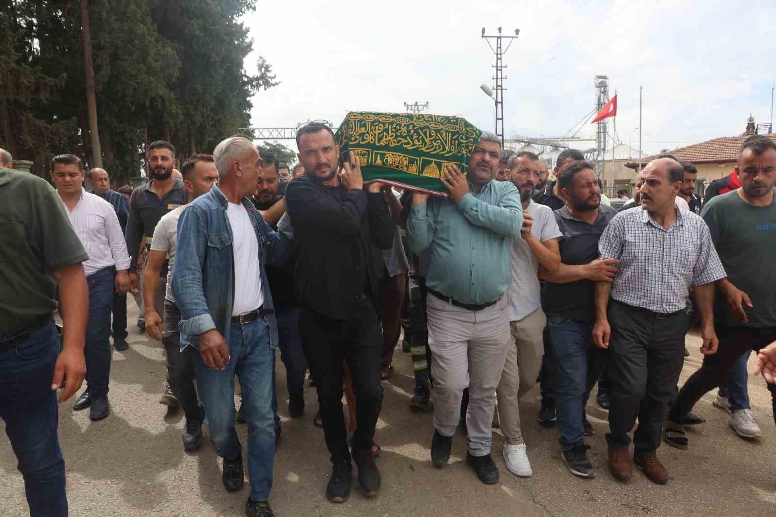 HATAY'A GETİRİLEN MEHMET ASAF'IN CENAZESİ, MEMLEKETİ REYHANLI İLÇESİNDE KILINAN CENAZE NAMAZININ ARDINDAN TOPRAĞA VERİLDİ.