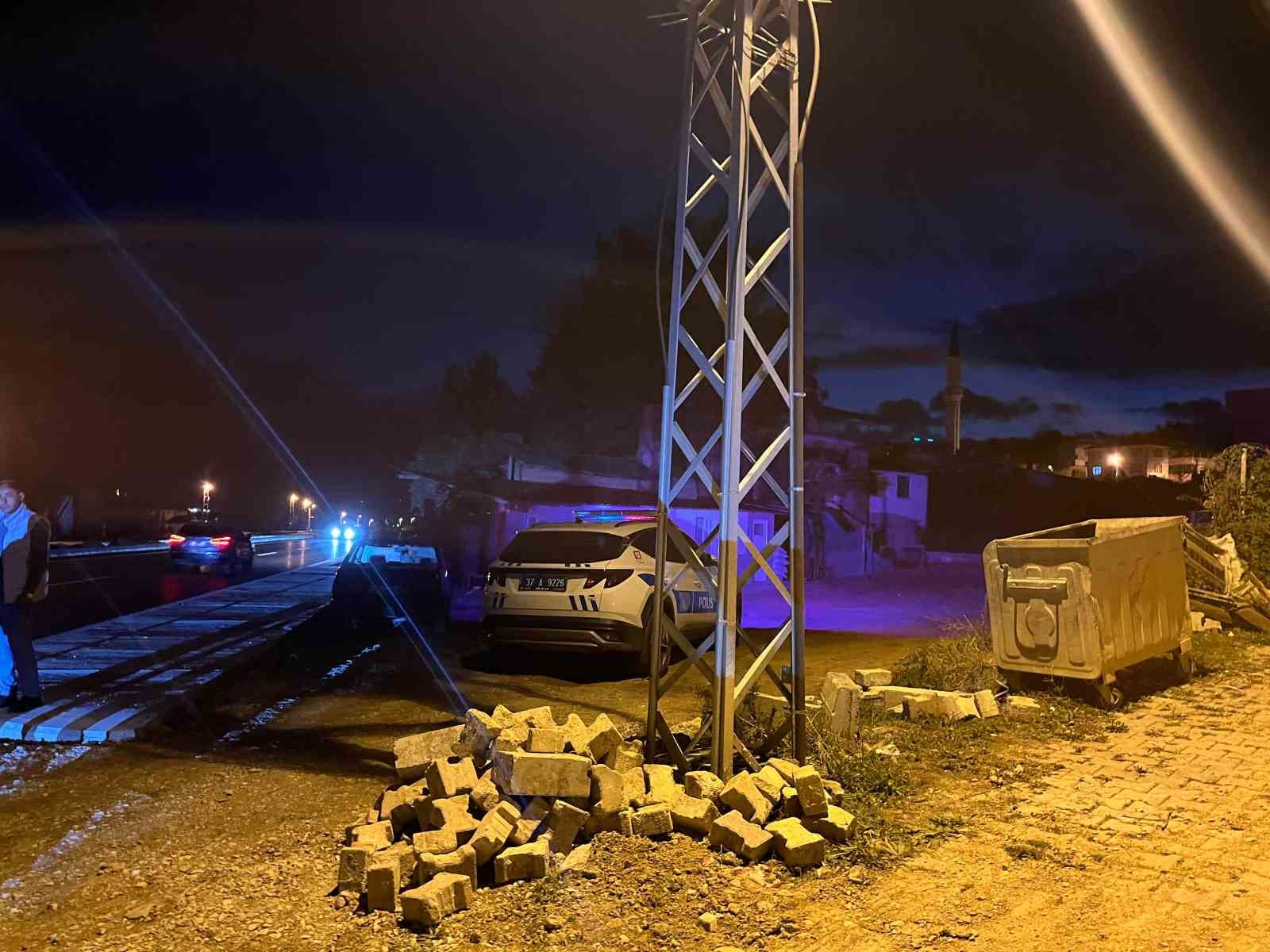 KASTAMONU’NUN TAŞKÖPRÜ İLÇESİNDE KARŞIYA GEÇMEK İSTEYEN ŞEREF GÜNAÇIK'A, YOLCU OTOBÜSÜ ÇARPTI. HASTANEYE KALDIRILAN YAYA, YAPILAN MÜDAHALELERE RAĞMEN KURTARILAMADI.