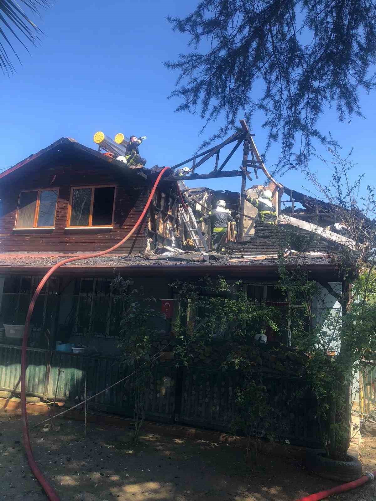 KARTEPE’DE EVİNDE ÇIKAN YANGINDA ANNESİ VE TEYZESİNİN İTFAİYE EKİPLERİ TARAFINDAN KURTARILDIĞI CANAN İŞERİ, YAŞADIĞI KORKU DOLU ANLARIN ARDINDAN KENDİSİNE YARDIM EDEN İTFAİYECİLERLE YENİDEN BULUŞTU. İŞERİ, YANGIN SIRASINDA EKİPLERİN HIZLI MÜDAHALESİNİN KENDİSİNİ RAHATLATTIĞINI BELİRTEREK, "İYİ Kİ VARLAR, VARLIĞINIZ DAİM OLSUN" DEDİ.