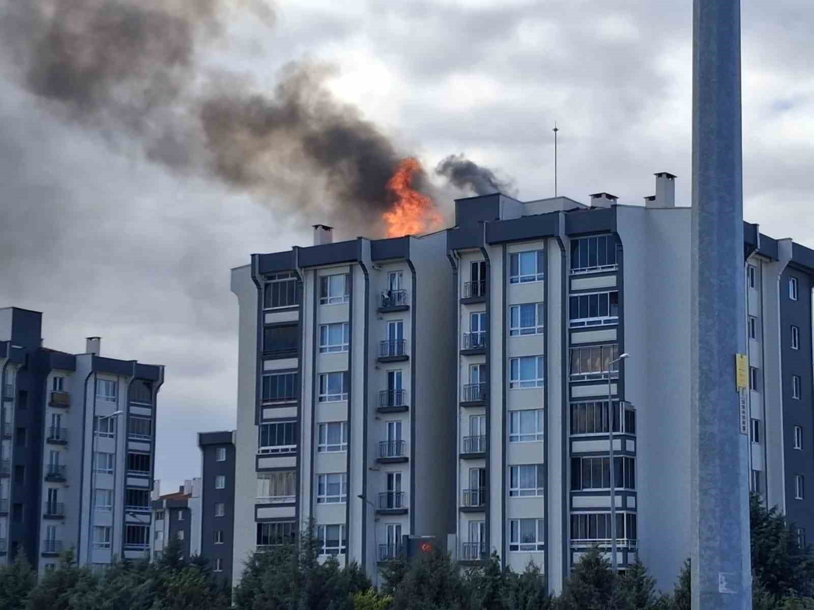 LÜLEBURGAZ İLÇESİNDE BİR BİNANIN ÇATISINDA ÇIKAN YANGINDA ALEVLER METRELERCE YÜKSELDİ.