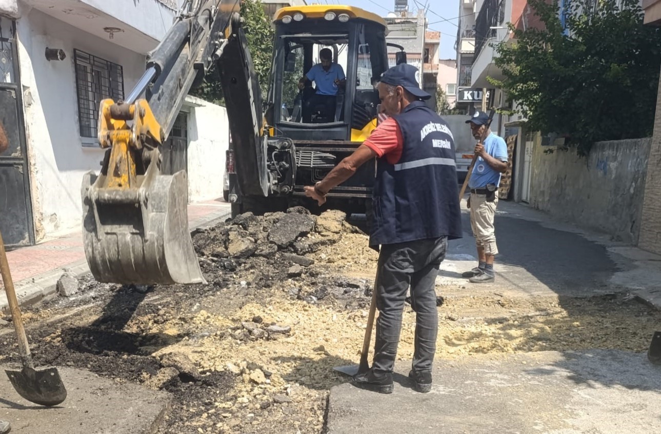 MERSİN'İN MERKEZ İLÇE AKDENİZ BELEDİYESİ, MERKEZ VE KIRSAL MAHALLE AYRIMI YAPMADAN İLÇENİN İHTİYAÇ DUYULAN NOKTALARINDA YOL, SOKAK VE KALDIRIM YENİLEME ÇALIŞMALARINI SÜRDÜRÜYOR.