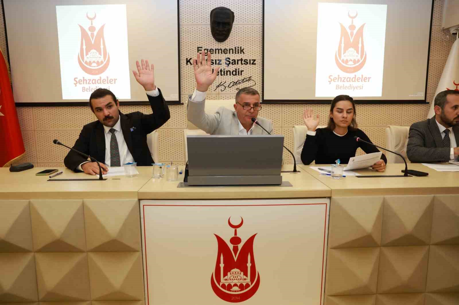 ŞEHZADELER BELEDİYE BAŞKANI HAKAN ŞİMŞEK, BELEDİYE MECLİSİ EKİM AYI OLAĞAN TOPLANTISINDA İLÇEDE YÜRÜTÜLEN ÇALIŞMALAR HAKKINDA BİLGİ VERDİ. ŞİMŞEK, 2026 YILI İÇİN BELİRLENEN 350 KİLOMETRELİK OVA YOLU HEDEFİNİN 295 KİLOMETRESİNİN TAMAMLANDIĞINI AÇIKLADI.