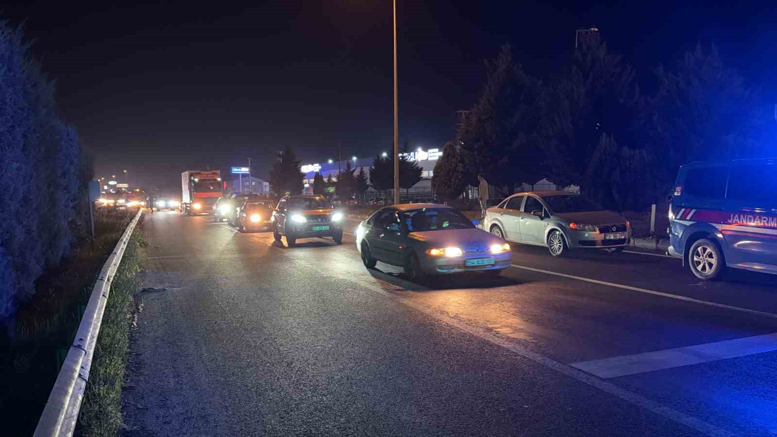 DÜZCE’DE AKŞAM SAATLERİNDE MEYDANA GELEN TRAFİK KAZASI NEDENİYLE OLUŞAN YOĞUNLUKTA AMBULANS TRAFİKTE KALDI. BÖLGE TRAFİK EKİPLERİ, SİNYALİZASYON SİSTEMİNE MÜDAHALE EDEREK AMBULANSIN HIZLA GEÇİŞİNİ SAĞLADI.