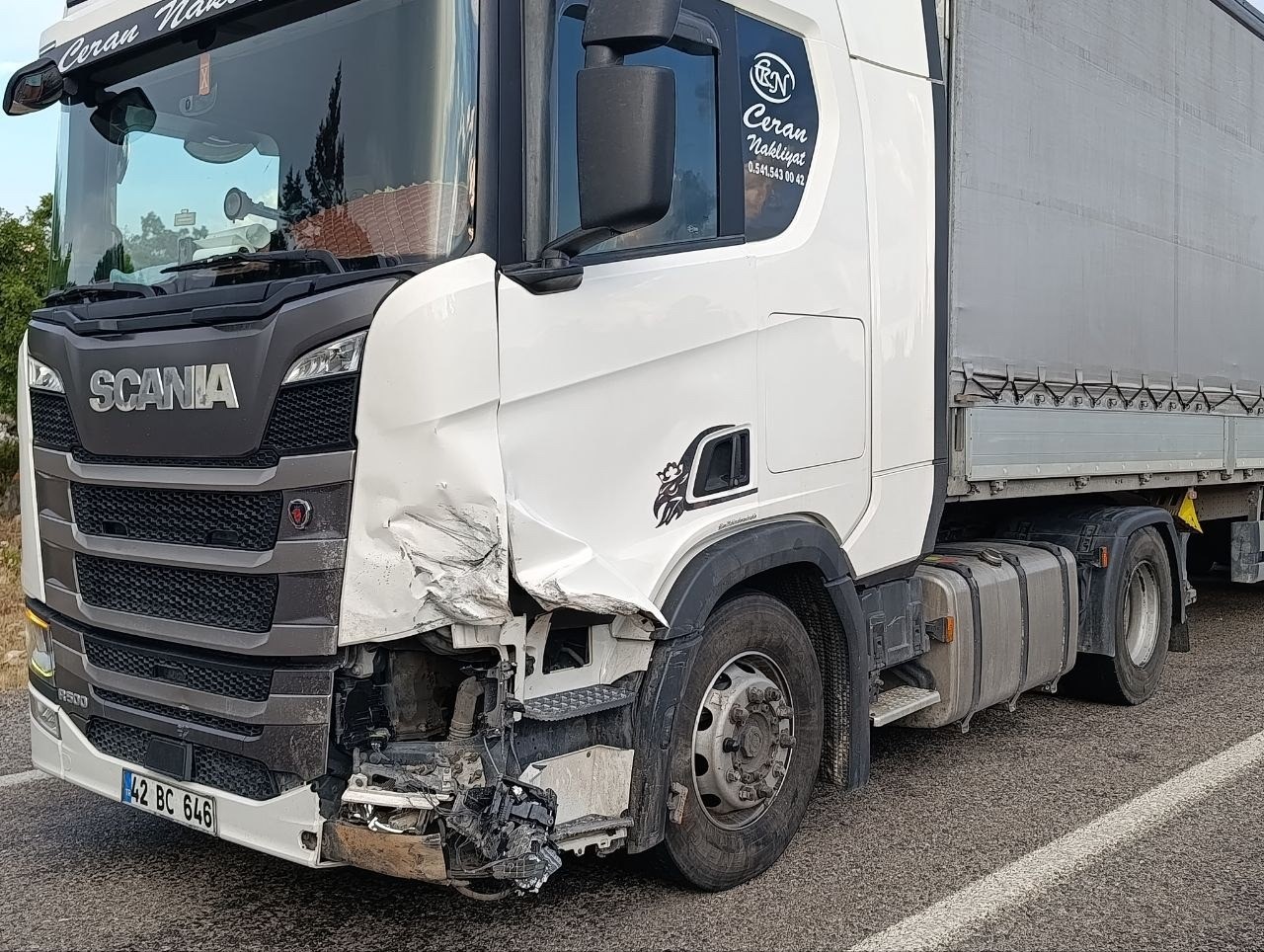 BEYŞEHİR İLÇESİNDE TIR İLE OTOMOBİLİN ÇARPIŞMASI SONUCU 1 KİŞİ HAYATINI KAYBETTİ, 1’İ AĞIR 3 KİŞİ DE YARALANDI.