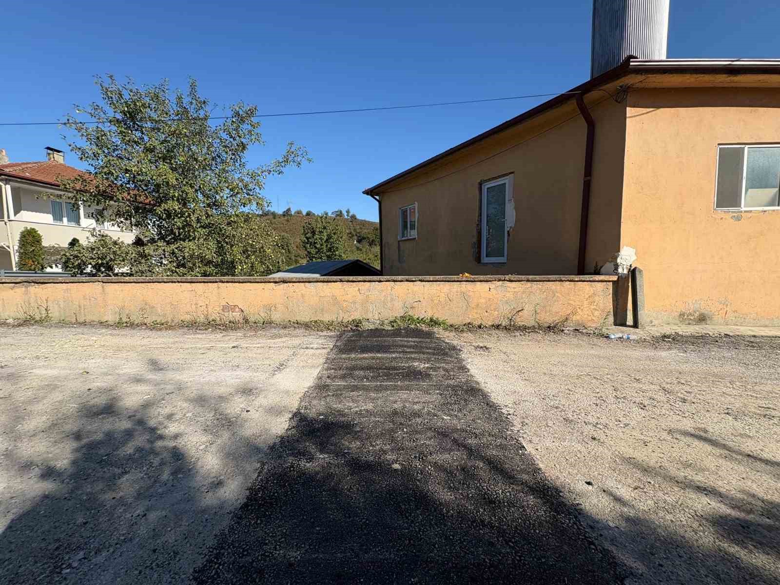 DÜZCE İL ÖZEL İDARESİ EKİPLERİ, MERKEZ İLÇEYE BAĞLI SANCAKDERE KÖYÜNDE ULAŞIM KONFORUNU ARTIRMAK VE YOL GÜVENLİĞİNİ SAĞLAMAK AMACIYLA ASFALT YAMA ÇALIŞMALARINA DEVAM EDİYOR.