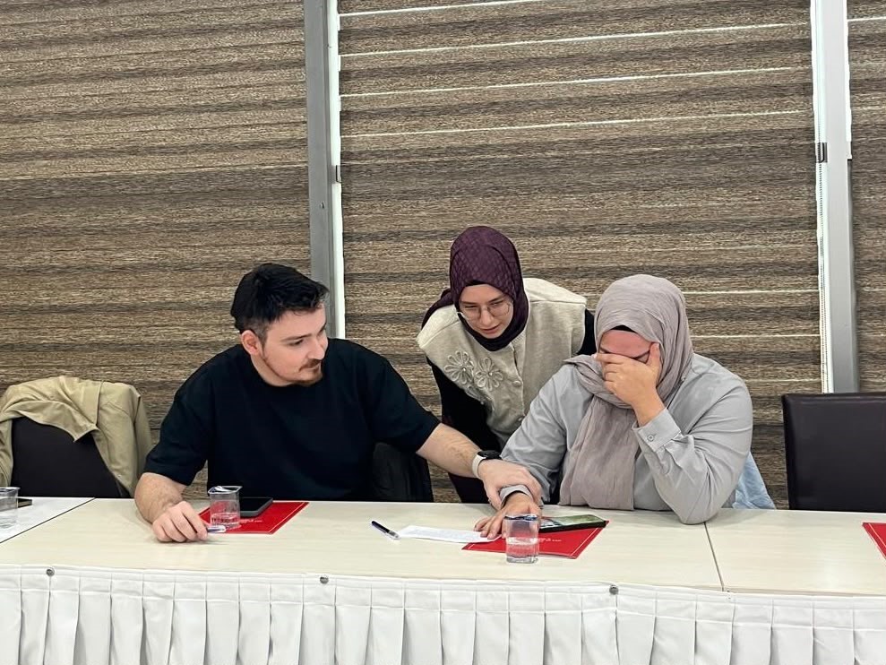 YALOVA’DA AFET VE ACİL DURUMLAR SONRASINDA SUNULACAK PSİKOSOSYAL DESTEK HİZMETLERİNİN NİTELİĞİNİN ARTIRILMASI VE MÜDAHALE KAPASİTESİNİN GÜÇLENDİRİLMESİ AMACIYLA PERSONELE YÖNELİK "AFET VE ACİL DURUMLARDA PSİKOLOJİK İLK YARDIM EĞİTİMİ" DÜZENLENDİ.