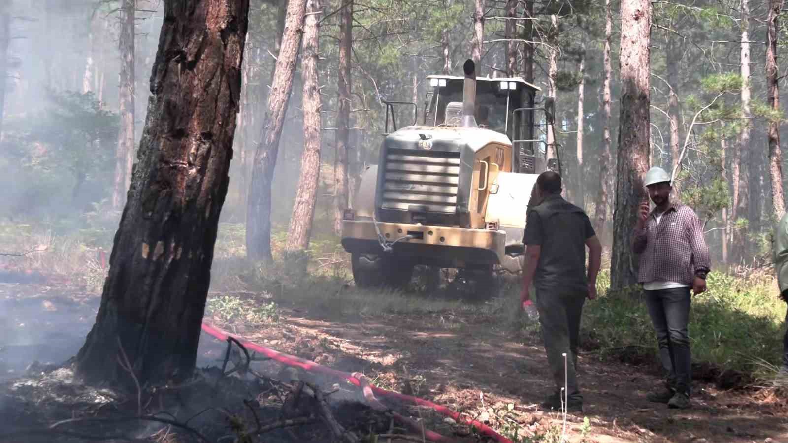 BOLU’NUN KIZILAĞIL KÖYÜ MEVKİSİNDE ÇIKAN ORMAN YANGINI, EKİPLERİN YOĞUN MÜDAHALESİYLE KONTROL ALTINA ALINDI. BÖLGEDE SOĞUTMA ÇALIŞMALARI SÜRÜYOR.