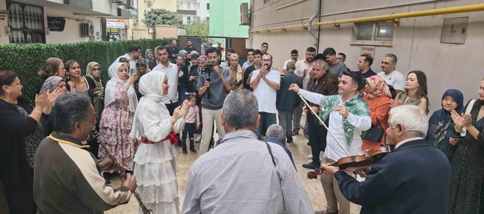BALKONDA BULUŞAN ÇİFT AŞAĞI İNDİ. BURADA ÇİFTLE BİRLİKTE YAKINLARI DAVUL, ZURNA VE KEMAN EŞLİĞİNDE  OYUN OYNADI.