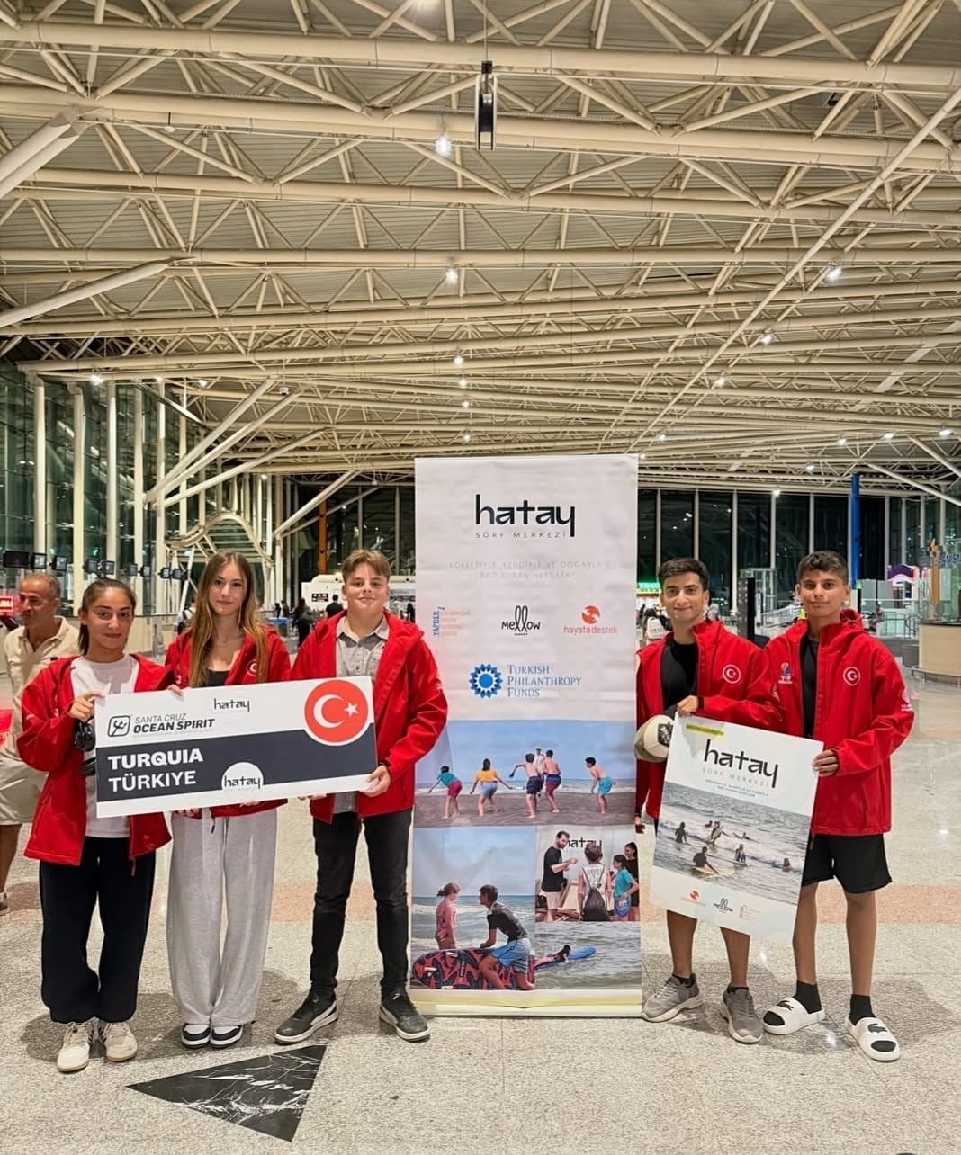 HATAY SÖRF MERKEZİ'NDE YETİŞEN VE TÜRKİYE'Yİ İRLANDA'DA TEMSİL EDEN 5 SPORCU, AVRUPA DALGA SÖRFÜ ŞAMPİYONASI'NDAN SPORTİF KAZANIMLAR VE YENİ DENEYİMLERLE DÖNDÜ.