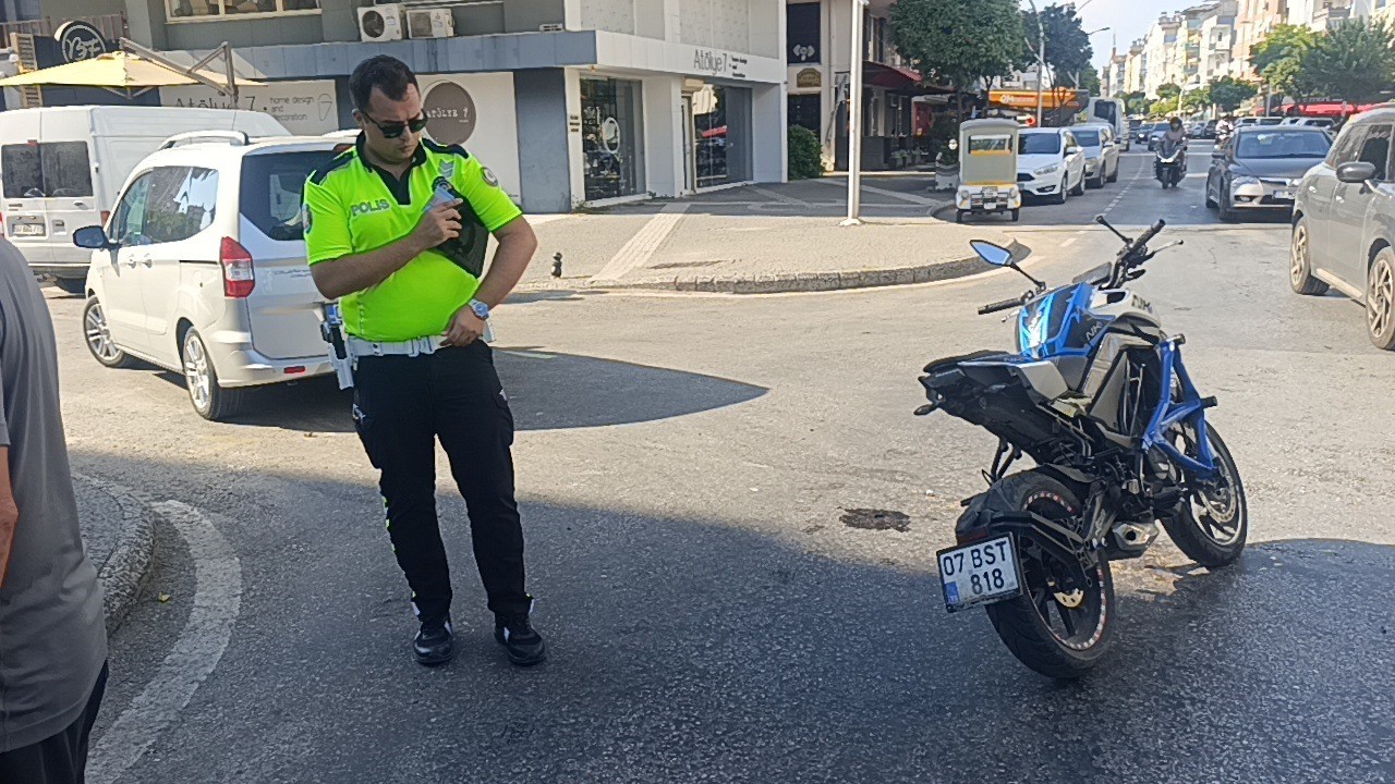 ANTALYA’NIN MANAVGAT İLÇESİNDE SEYİR HALİNDEKİ MOTOSİKLET İLE HAFİF TİCARİ ARACIN ÇARPIŞMASI SONUCU MEYDANA GELEN KAZADA MOTOSİKLET SÜRÜCÜSÜ YARALANDI.